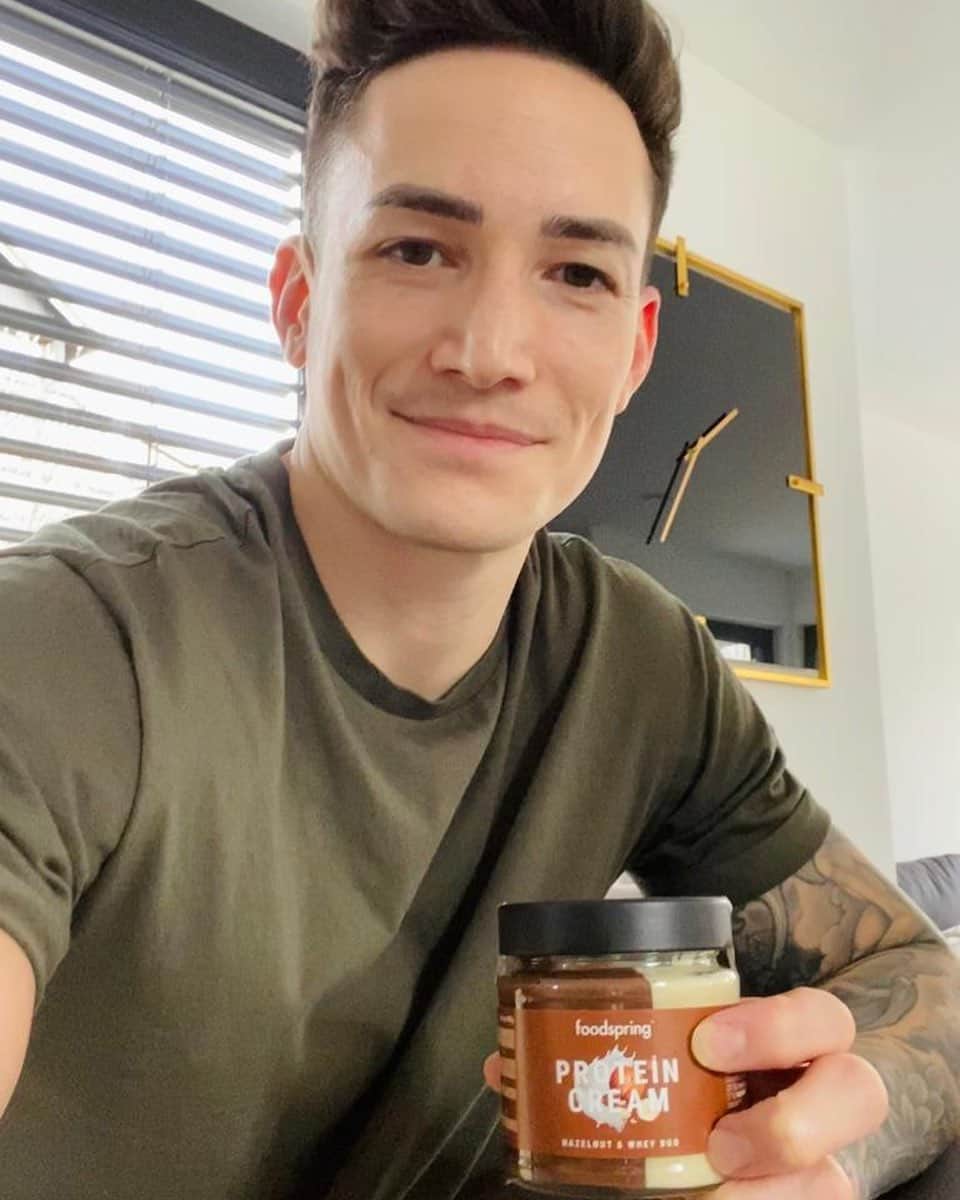 マゼル・ニューエンのインスタグラム：「The new PROTEIN CREAM 👍🏼🔥 @foodspring  #foodspring #foodspringfamily #breakfast #protein #duo #gymnastics #themarcelnguyen」