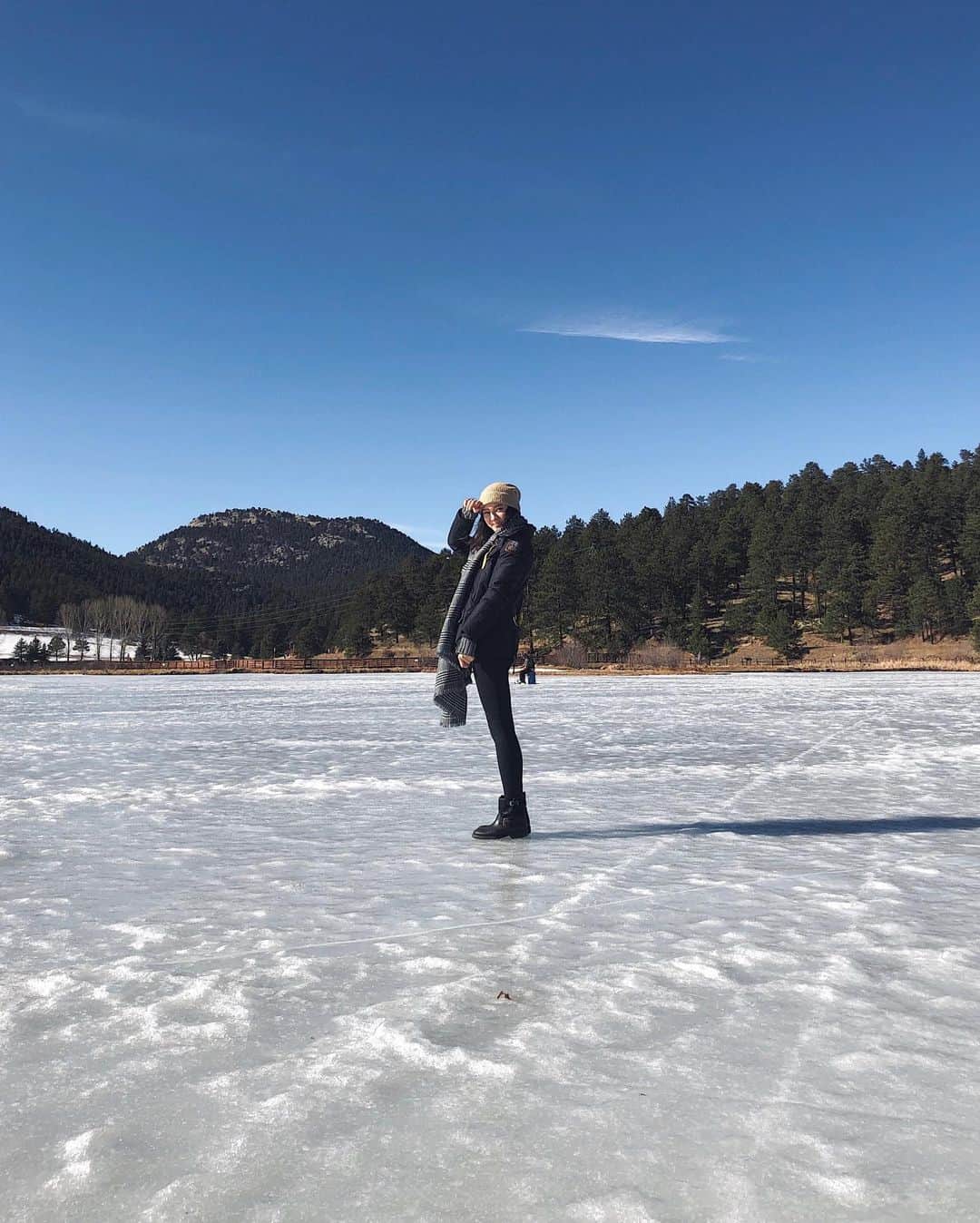 澄那シュトゥーダーさんのインスタグラム写真 - (澄那シュトゥーダーInstagram)「Walking on frozen lakes and breathing fresh air - my heart is in Colorado 😊」1月27日 1時14分 - suminastuder