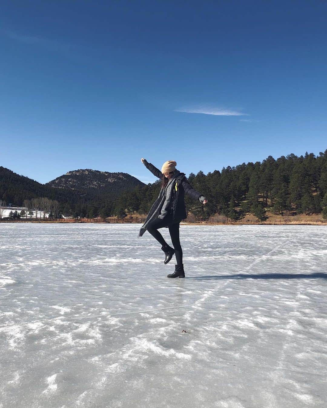 澄那シュトゥーダーさんのインスタグラム写真 - (澄那シュトゥーダーInstagram)「Walking on frozen lakes and breathing fresh air - my heart is in Colorado 😊」1月27日 1時14分 - suminastuder