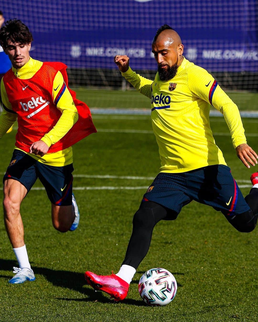 FCバルセロナさんのインスタグラム写真 - (FCバルセロナInstagram)「🔥 New training kit! @nikefootball」1月27日 1時27分 - fcbarcelona