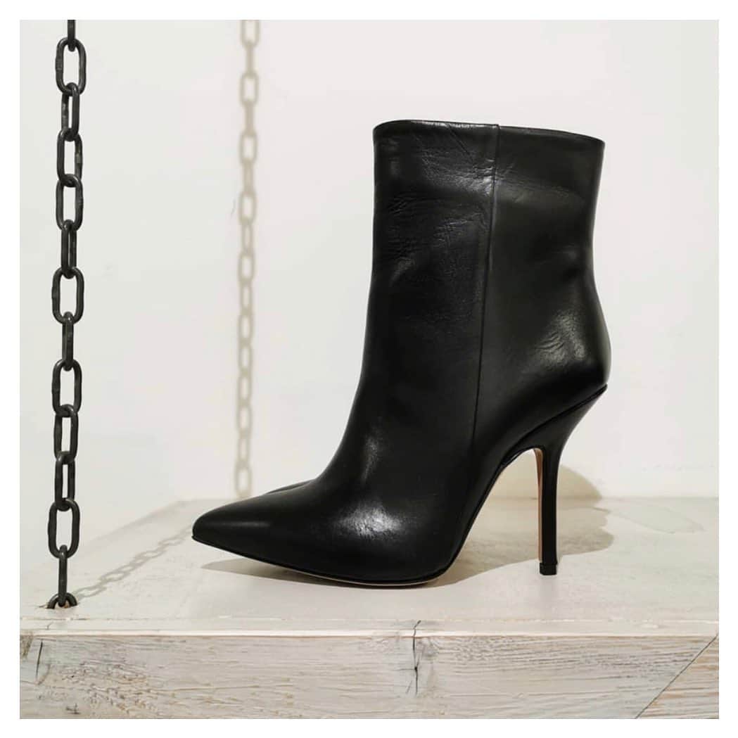 イズロさんのインスタグラム写真 - (イズロInstagram)「#islo #isloisabellalorusso #isloshoes #shoes #solocosebelle #bootie #leather #black #heels #tacchi #tacchialti #highheels #rivenditoreautorizzato #vignola #shop #fashion #style #madeinitaly #shopping #sale #sconti #staytuned #naita #musthave」1月27日 1時22分 - islo_isabellalorusso