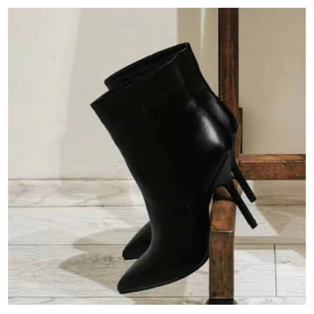 イズロさんのインスタグラム写真 - (イズロInstagram)「#islo #isloisabellalorusso #isloshoes #shoes #solocosebelle #bootie #leather #black #heels #tacchi #tacchialti #highheels #rivenditoreautorizzato #vignola #shop #fashion #style #madeinitaly #shopping #sale #sconti #staytuned #naita #musthave」1月27日 1時31分 - islo_isabellalorusso