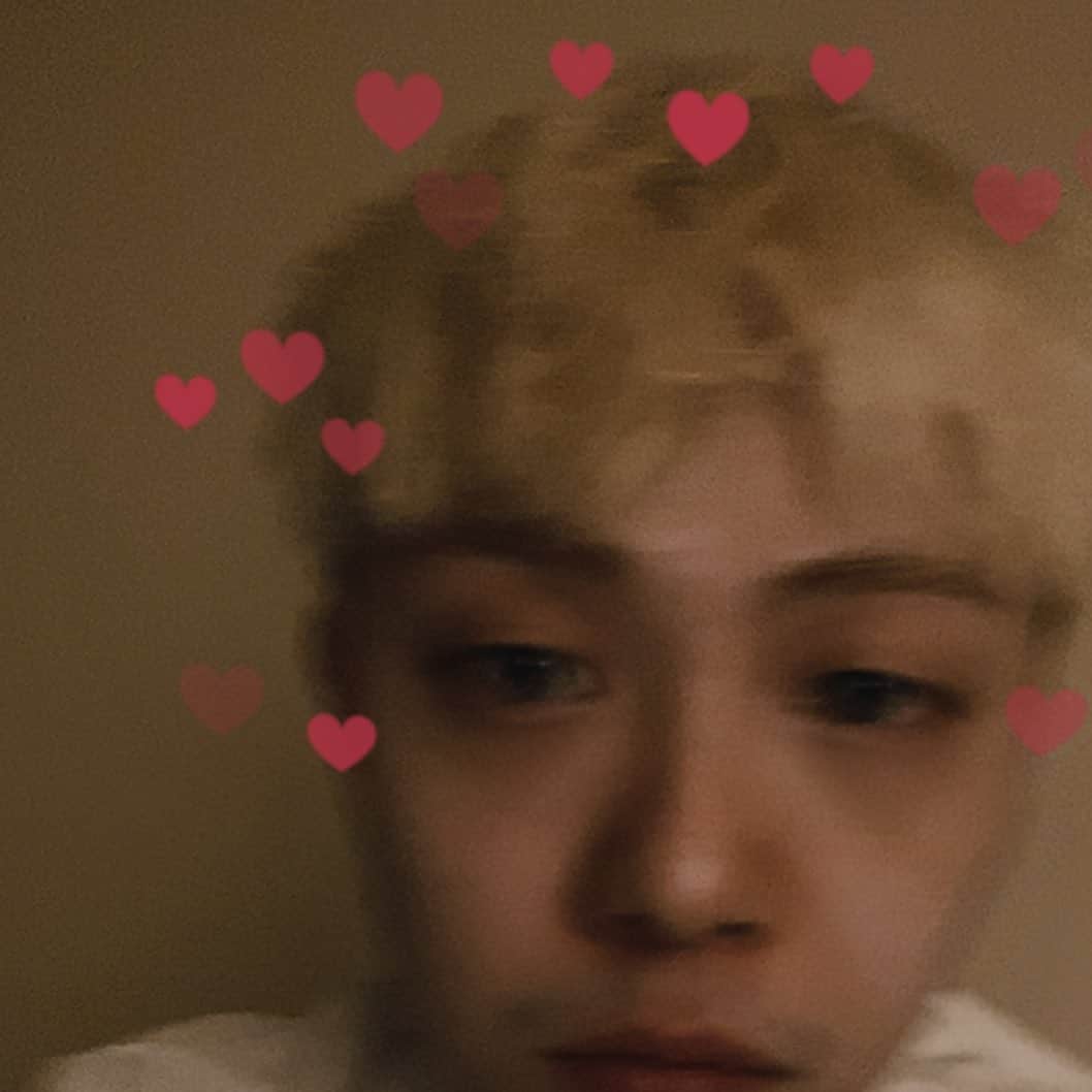 Giriboyのインスタグラム：「그냥 음악 좋아하던 하찮은 학생이 스윙스형 을 만나 음원을내고 직원들덕에 편해게 하고싶은 음악들을 만들고 그것을 들어주는 사람들도 생기고 그사람들은 내 팬으로 자리잡아 나의 모든 걸 기대하고 나의 모든걸 궁금해하고 예전에는 공연 관객이 안채워질까바 무서워서 공연 도 잘잡지고 못하고 이젠 내가 무언가열심히 만들때 들어줄 사람이 있다는것과 나는 보고싶은 사람이 있다는것들.. 그리고 내 음악적동료들 내가 진짜 미치도록 하기싫을때 외로운나에게 친구가 되어준 우주비행친구들 제이엠아이이엠 위더플러그 식구들  예전같았으면 생일날 그냥 동네친구랑 국수먹고 게임방이나 가던 하찮은 인간 뿐인 내가 너무 과분한사랑을 받고 .. 사실 나는 이모든것들을 담을 그릇이준비가 안되어있는데.... 가끔씩 이모든걸 내가이뤘다 미친생각을 할때가 있는데  나는 그냥 내위치에서 음악을 만들었을뿐인 그냥 하찮은 음악인이다.  이모든사람들의 힘이있었기에 내가 편하게 음악을만들수있고 지속되는것 이다.  아이엠제이엠위더플러그 함께해줘서 너무고맙고 우주비행친구들 과 나의 서른살에 남은 친구들 날@음악시장에 내놔주신 스윙스형 내 일도와주는 아이사피친구들 나의앨범에 참여하여 모든 음악 같이만든친구들 나를 따라하는 사람들 나를 좋아하는사람들 내행동을 좋아하는사람들 마지막으로 내음악을 진심으로 들어주시는 사람들 진심으로 사랑합니다.  그리고 고마워 나 좀 많이 외로웠거든」