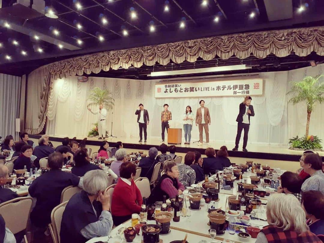 のインスタグラム：「今日は静岡県下田市で『令和初笑い よしもとlive in ホテル伊豆急』に相席スタート & うるとらブギーズ & レギュラー で参加させてもらいました(*^^*) 伊豆はとても良いところ♪今度プライベートで釣りしに行こう♪  #ホテル伊豆急 #静岡県 #下田市 #令和 #令和初笑いよしもとliveinホテル伊豆急 #レギュラー #あるある探検隊 #うるとらブギーズ #相席スタート #バスツアー」