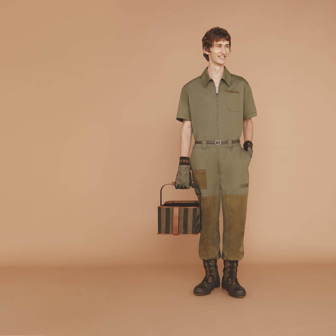 Fendiさんのインスタグラム写真 - (FendiInstagram)「Khaki overalls, vests, and cargo pants, as well as sun hats and garden-style boots, are all reimagined and transformed into core signature pieces of a modern man’s uniform. #FendiSS20  Stylist: @ganio」1月27日 1時51分 - fendi