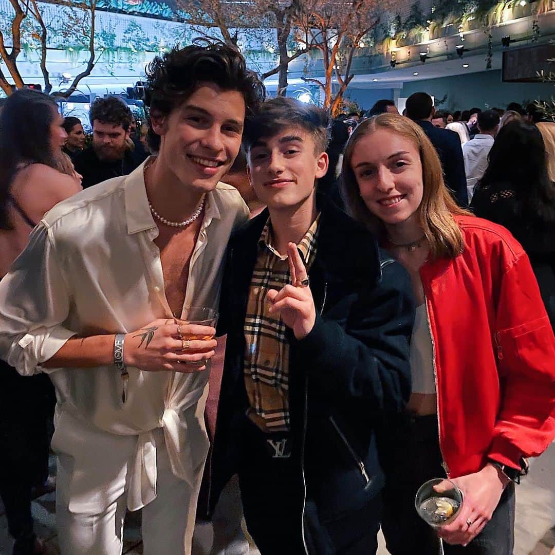 ジョニー・オーランドのインスタグラム：「such a talented & genuine dude. so nice to meet you @shawnmendes thanks for the kind words. rooting for you tonight!🇨🇦」