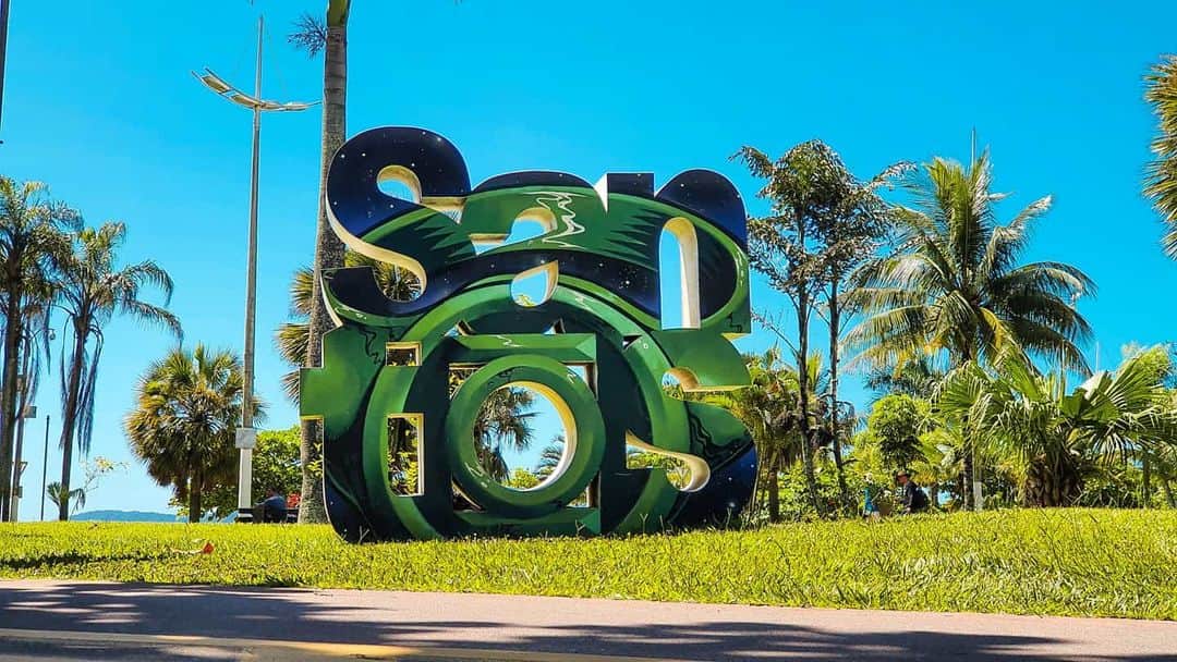 RB Silvaのインスタグラム：「Santos 474 Anos. Today is Santos's  Anniversary, the city where I was born, raised and live. Congratulations.🌊🎉 #santoscity #SantosSP #013 #MeuEscritorioENaPraia #CharleBrowJr」