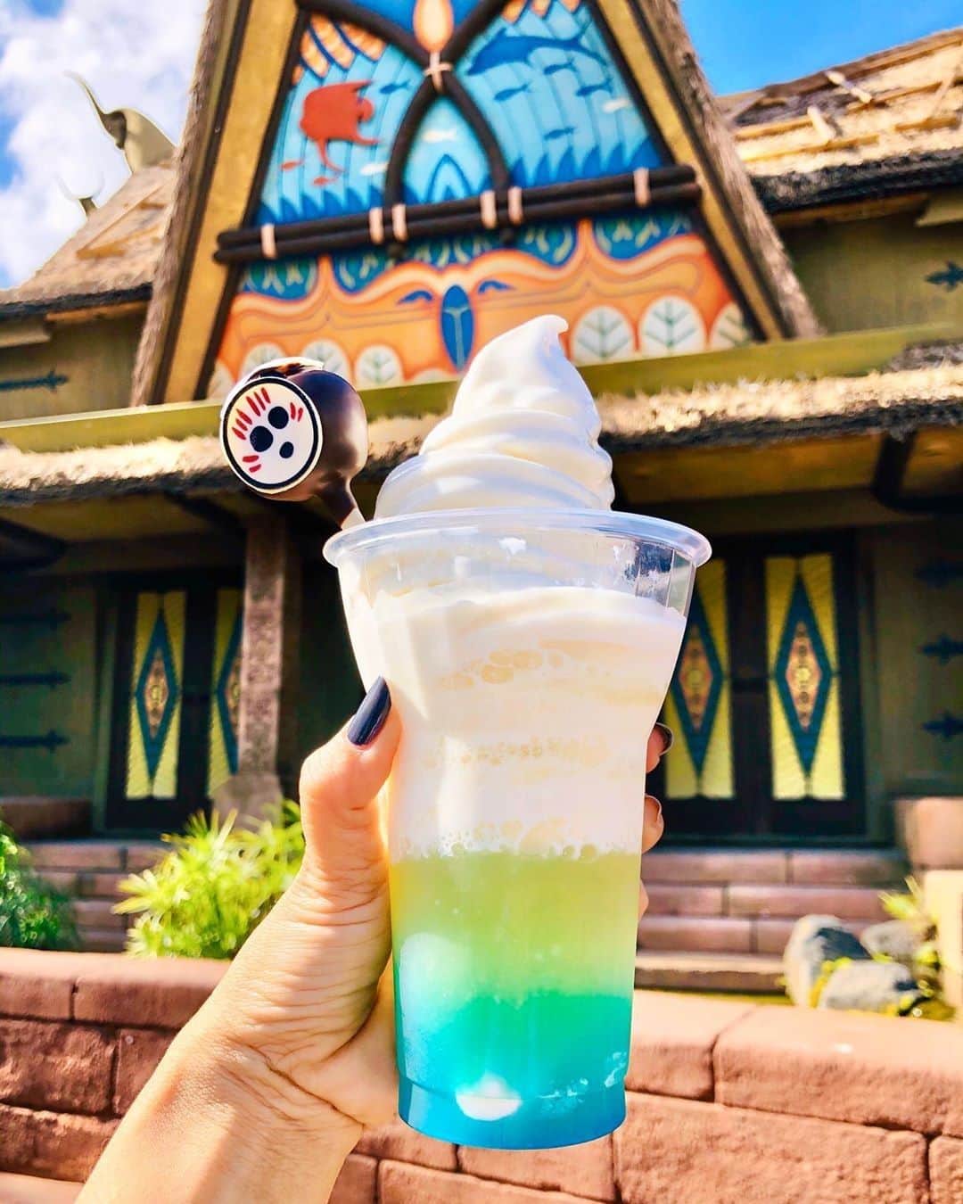 Walt Disney Worldのインスタグラム：「The Kakamora Float has sailed into #WaltDisneyWorld! Tag a friend you'd share this float with below. 😋🌺🍦 #DisneySnacks #MagicKingdom (📷: @themeparkologist)」