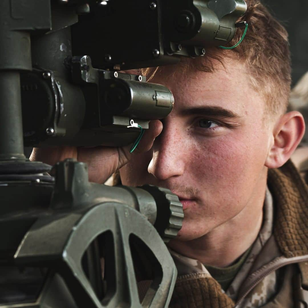 アメリカ海兵隊さんのインスタグラム写真 - (アメリカ海兵隊Instagram)「Dial In  A Marine with India Battery, 1st Battalion, 10th Marine Regiment, @2dmardiv, looks through the scope of a M777 Howitzer during Integrated Training Exercise (ITX) 2-20 at the @thecombatcenter. The ITX created a challenging, realistic training environment to produce combat-ready forces. (U.S. Marine Corps photo by Lance Cpl. Colton Brownlee)  #Military #USMC #Marines #Howitzer #training」1月27日 2時00分 - marines