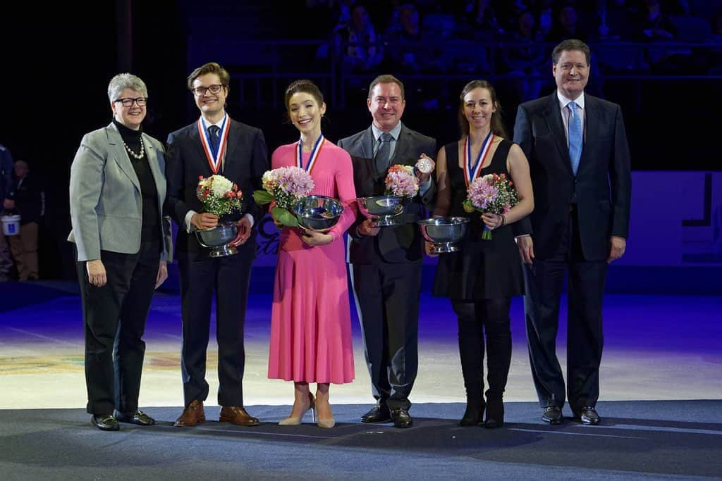 メリル・デイヴィスのインスタグラム：「What an honor to be inducted into the U.S. Figure Skating Hall of Fame last night alongside friends and colleagues. Congratulations to the always lovely @kmeiz12 and to @damonenrique on behalf of Kathy Casey. Thank you, all for the lovely messages and well wishes. We’re so very fortunate for this unique and special community to have been (and continue as) such a beautiful part of our lives! ♥️ Very grateful for your years of love, support and camaraderie.  While I’m grateful and proud of our successes on the ice and will never forget the feeling of listening to the national anthem play as the American flag was raised in Sochi, it’s the quiet moments, the years of practice, the silly stories and the people with whom we’ve shared this journey that will stay with me forever. Thank you! Also, quick shoutout to the incomparable @charlieawhite! I had no idea when we started skating together in 1997 that I would someday be fortunate enough to treasure a more than 20 year relationship - a professional partnership and beautiful friendship. Grateful to call you family. #uschamps20」