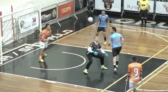 アレッサンドロ・ローザ・ヴィエイラのインスタグラム：「VÍDEO- Uma lambreta 🏍 sem gol e uma lambreta 🏍 com 🥅 gol 😀#Combinado 🥴 —  A @festadorei_falcao vai ser show em 2020,pra cima @leandrofranco_le」