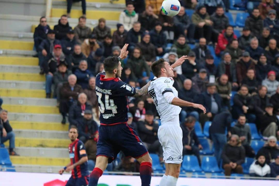 ルカ・マッローネのインスタグラム：「A volte capita di fare un salto a vuoto. Analizziamo gli errori e riprendiamo a correre come prima. #WeAreSharks 🦈🔴🔵 #CROSPE #SerieBKT」