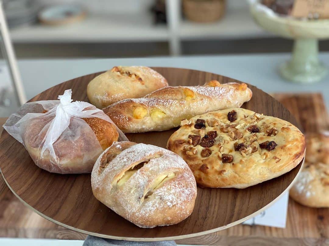 ロシアン佐藤のインスタグラム：「エッジニア近くにできたパン屋さん。パンが美味しい🤤🤤 お店で買ったパンがランチで食べられるのでちょこちょこと行きます🤲 私のお気に入りは #グラマラス ずっしり濃厚グラマーなお味🥺❤️ #chigaya #蔵前 #ベーカリー #パン屋 #パン」