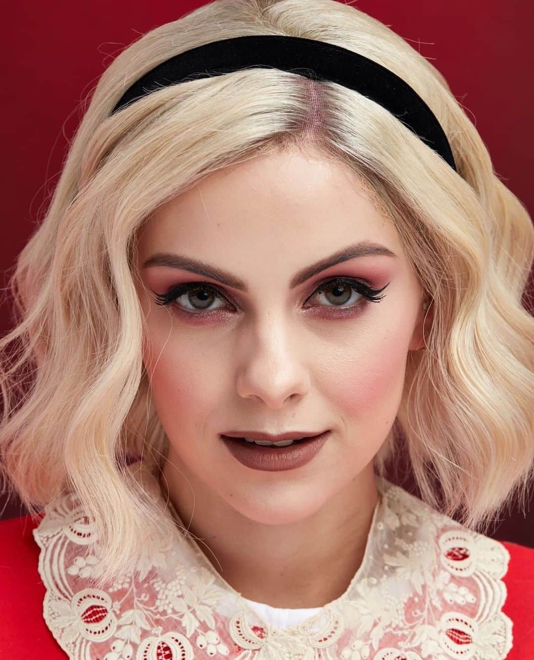 NYX Cosmeticsさんのインスタグラム写真 - (NYX CosmeticsInstagram)「Behold the light ✨ @sophiehannah rocks the Popularity Charm from the #NYXCosmeticsForSabrina Spellbook to create this enchanting daytime look 😍 To get the look: ⭐ Press ‘Truth Cake’ onto the lid ⭐ Softly buff ‘Sweet 16’ into the crease ⭐ Press ‘Werewolf’ on the center of the lid Shop the full collection & stream @sabrinanetflix part 3 now!  #caos #nyxcosmetics #nyxprofessionalmakeup」1月27日 2時21分 - nyxcosmetics