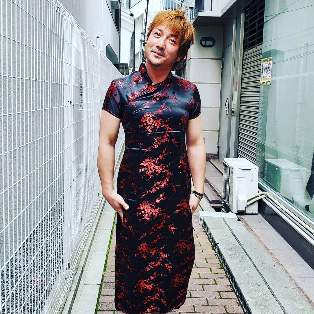 サトシさんのインスタグラム写真 - (サトシInstagram)「担任の先生が明治大正昭和平成ほんで俺や！ってずっとぶつぶつゆーてる、怖い、の1日1日スタ433日目。  メロコス大阪楽しかった。  ほんまに。  GOOD4NOTHINGはやっぱいつまでもカッコイイしBIGCATはやっぱ気持ちいいしGOOD4NOTHINGが集めるバンドはほんまカッコイイ。  ミンナトモダチ。  #メロコス #メロコス大阪 #サトスタ #もらった #モノモライサトシ」1月27日 2時45分 - satoshi_honwaka