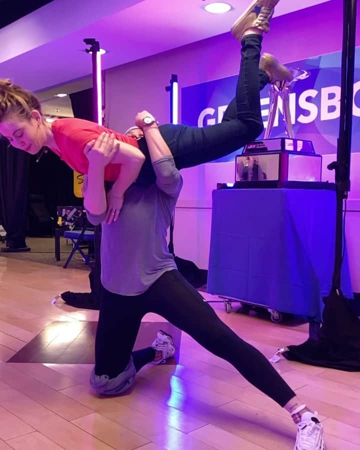 タラ・リピンスキーのインスタグラム：「We tried to try the champions  pose. (@chockolate02 @evan_bates ) ⛸⛸⛸⛸⛸ | STEP 1. TRY  STEP 2. WHAT IT SHOULD LOOK LIKE  STEP 3. LESSON  STEP 4. NAIL IT (sort of) 😂 #uschamps20」