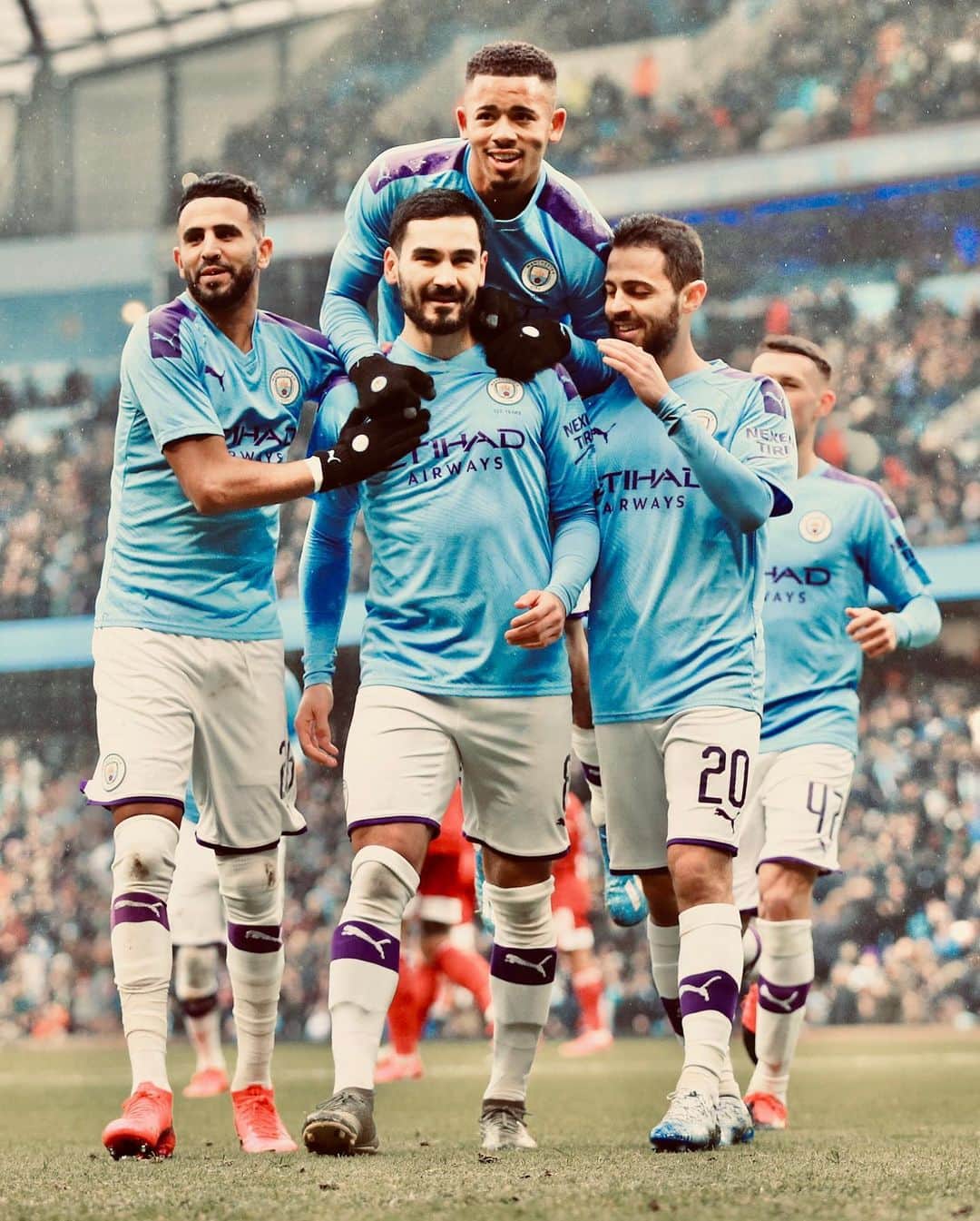 フェルナンジーニョのインスタグラム：「Well done, lads! Cmon @mancity 👊🏾」