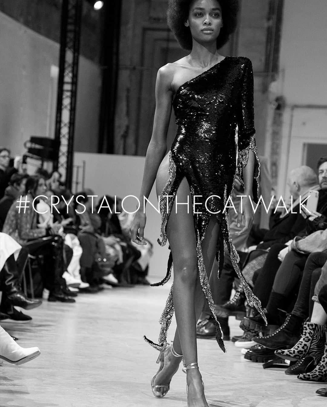 SWAROVSKIさんのインスタグラム写真 - (SWAROVSKIInstagram)「@alexandrevauthier sets the haute couture runway aflame with vibrant #swarovski bead detailing.  #CrystalontheCatwalk #SwarovskiCreativeCollaborations #Couture #PFW #SS20 #swarovskirunway」1月27日 3時05分 - swarovski