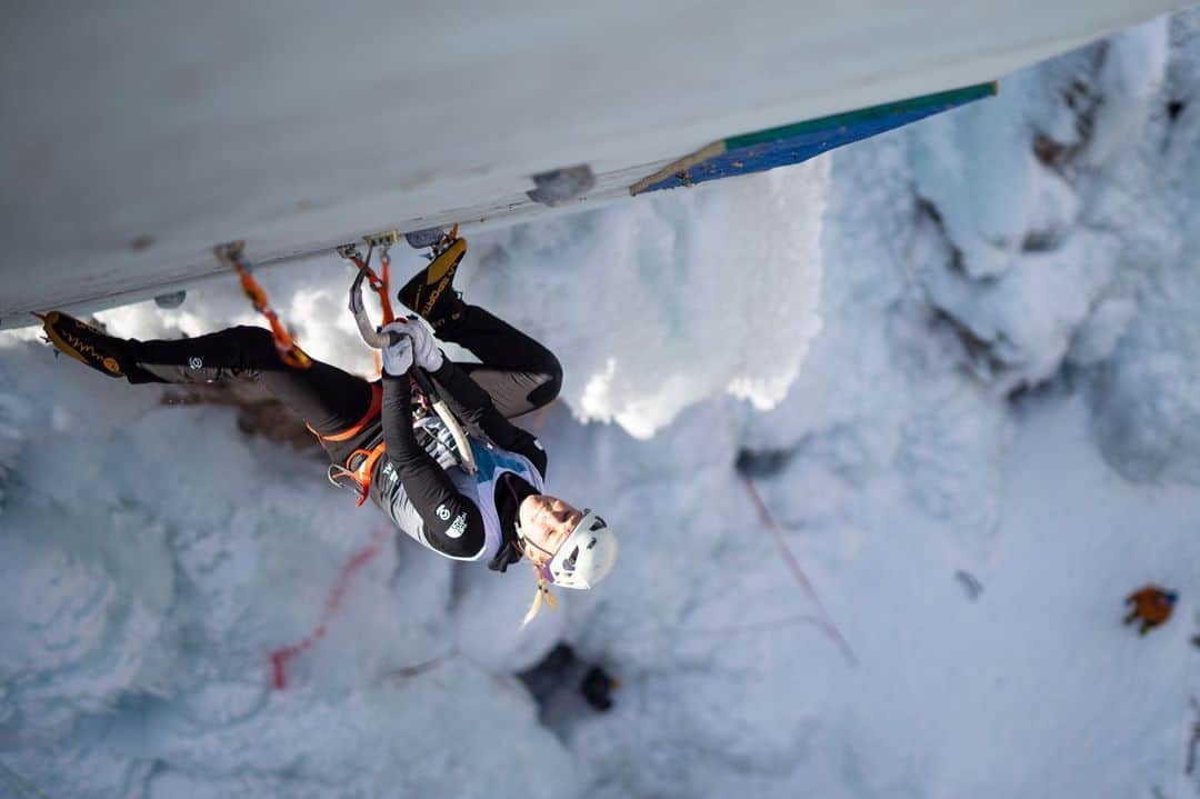 エミリー・ハリントンのインスタグラム：「#OurayIceFestival what a treat to be back 🍭🍬😊 // Huge thanks to the @ourayicepark, all the volunteers, participants, guides, athletes, & sponsors who create such a fantastic event each year 🙏💕 // I had an entertaining time on the comp route as well! I’ve never dynoed with ice tools before 😂 What a crazy creative way to experience climbing 😆 // 📸 @brookhayer // @thenorthface // @petzl_official // @lasportivana」