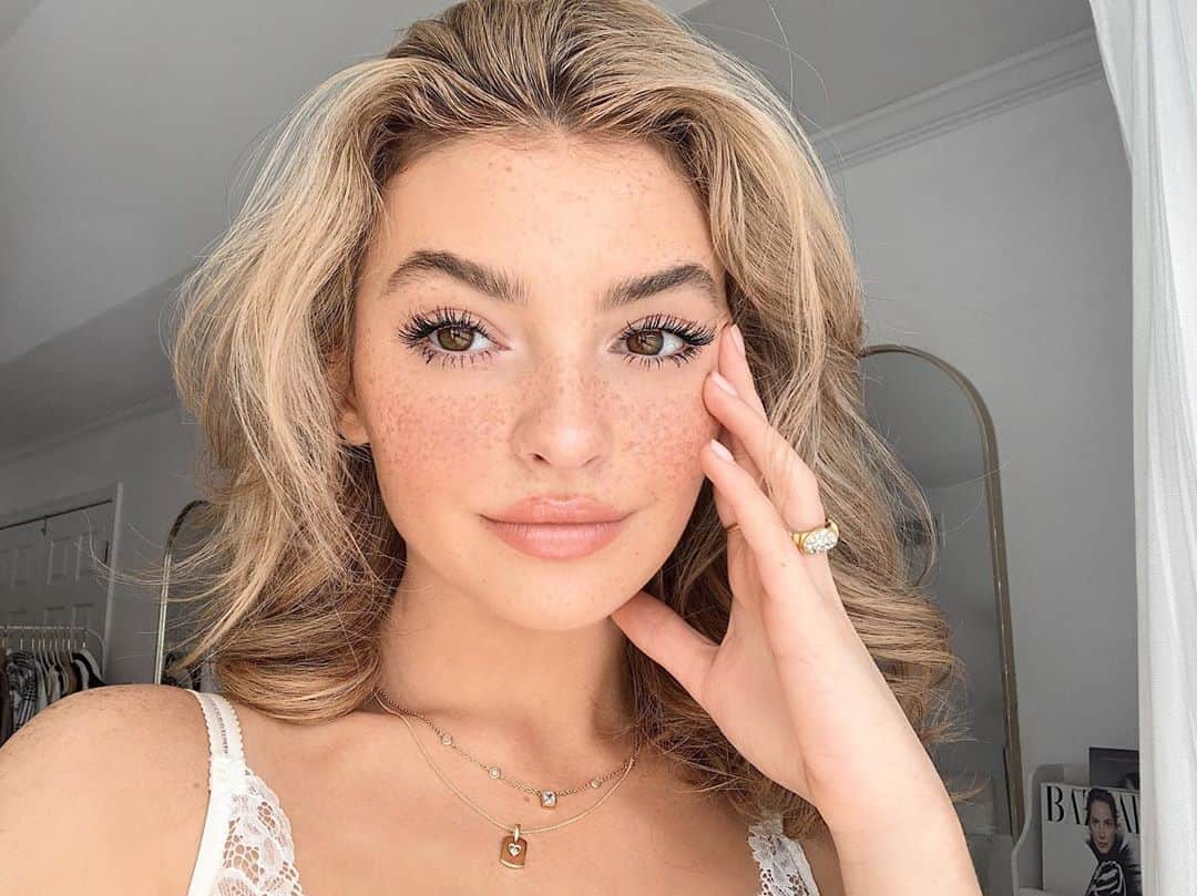 Kelsey Simoneのインスタグラム：「Hello!! Xx」