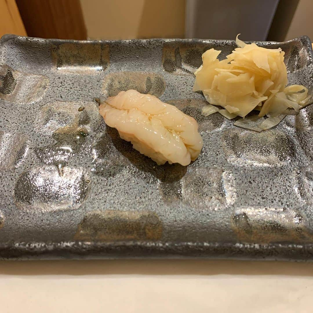 ジョシュア・ジャクソンのインスタグラム：「Lunch at @sushi_by_m. They have a competition...likes for a free piece. Told the mrs. I can definitely get more. Instagram do your thing.」