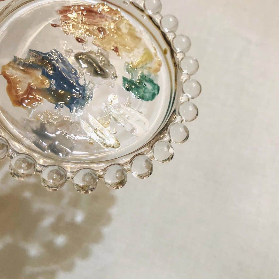 のインスタグラム：「いつもこうして何となく色を出し、時には混ぜ、選択する。」
