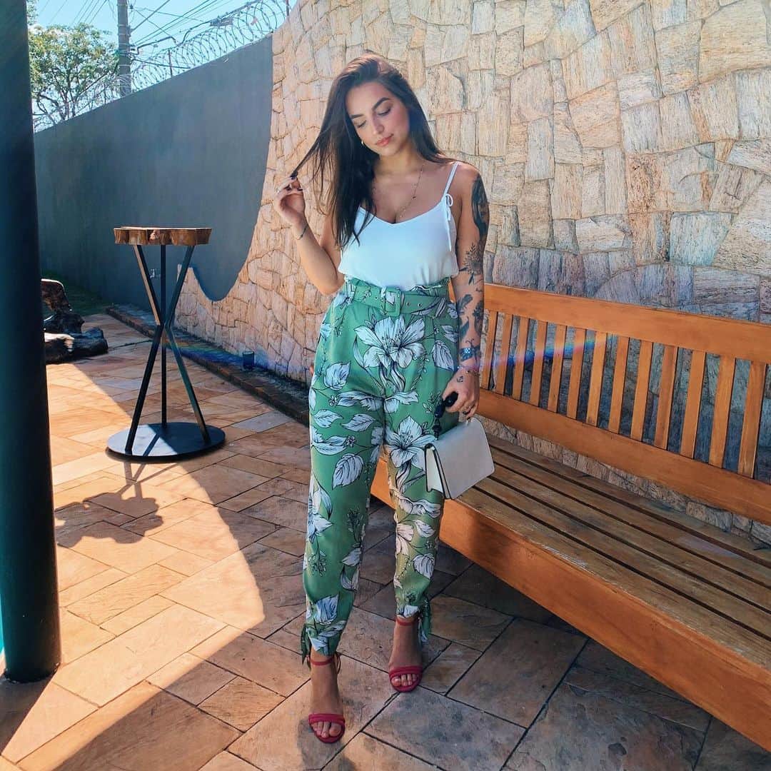 Bruna Unzuetaのインスタグラム：「🤍💚🌿」