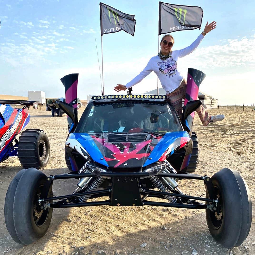 のインスタグラム：「Guess not many people can say that they drove a 1600 HP buggy. Especially not with 19 years 😇🙏🏽 What an amazing experience some days ago in Qatar 🇶🇦!! Thanks to @h694h and @jbm.qa 🤞🏽|| #sophia #sophia99 #racegirl #changeagent #racing #blonde #qatar #buggy #dunes #sand #paradise #power」