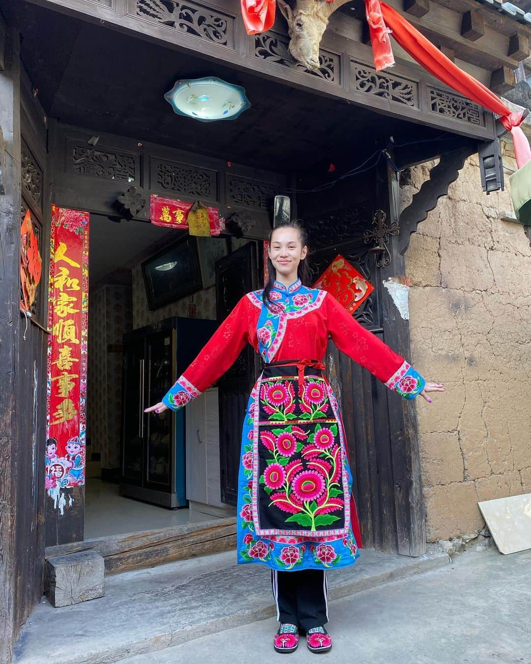 水原希子 さんのインスタグラム写真 - (水原希子 Instagram)「Happy Lunar New Year 2020㊗️🐭🧧 This was last year when I went to this village where the Chan tribe lives at Sichuan! They dressed me up in their traditional dress and welcomed me with bunch of delicious food  and we all dance together ❤️ これは去年に少数民族である チャン族の住む四川省の大根村に 行った時、チャン族の民族衣装を着せてくれて、 沢山のお料理でおもてなしして下さいました。 すごく美味しかったー！！ そして一緒に踊りを踊りました❤️ 今Huluで配信されている、ブラを捨て旅に出ようで見れます。 @brasute_hulu  #ブラを捨て旅に出よう  #kikosinfinitejourney」1月27日 14時53分 - i_am_kiko