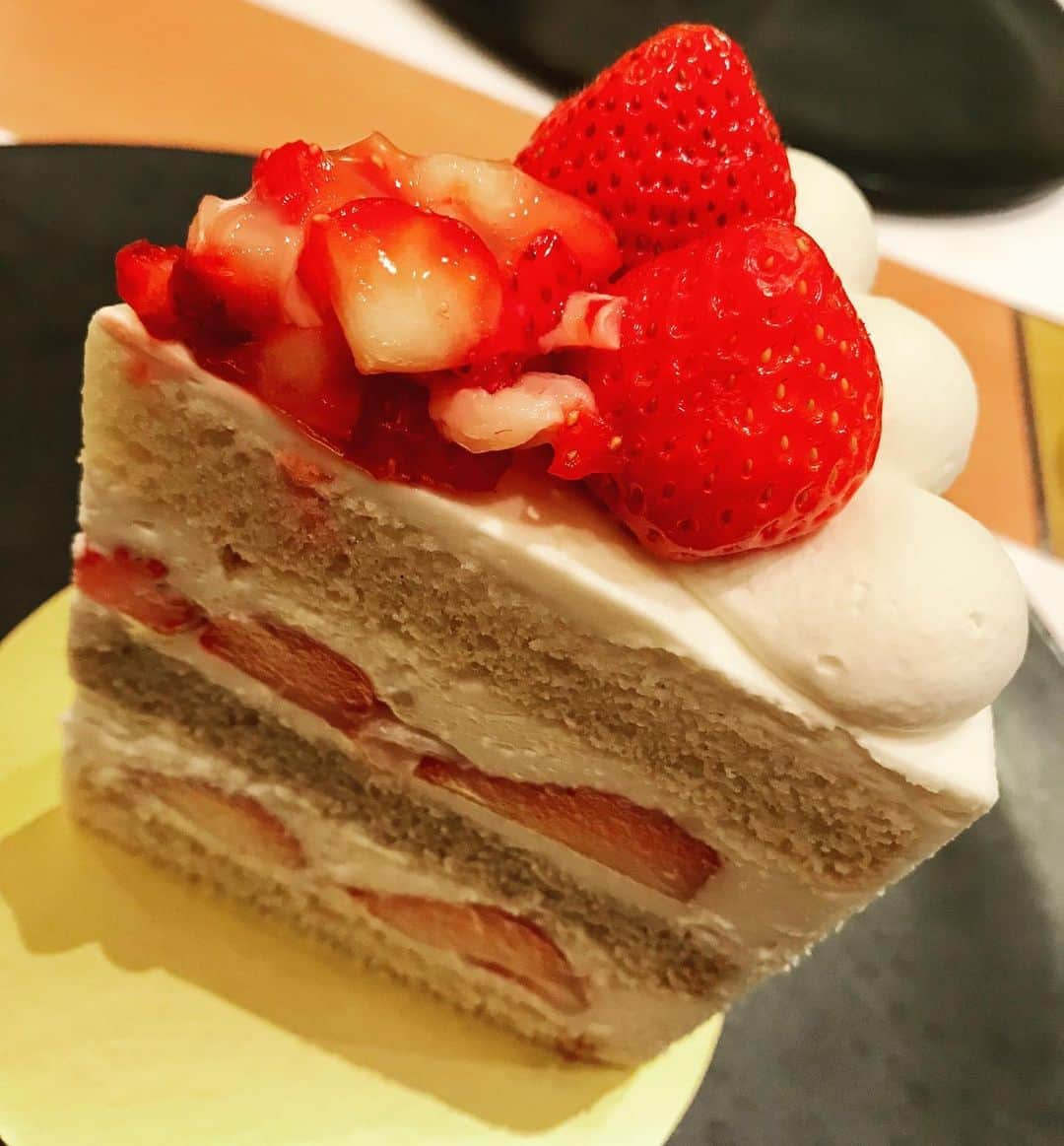 松山まなかさんのインスタグラム写真 - (松山まなかInstagram)「#新エクストラスーパーあまおうショートケーキ #extra #shortcake #amaou #苺 #ホテルニューオータニ #パティスリーsatsuki #スーパーシリーズ #sweets #スィーツ女子 #マラソン女子」1月27日 13時31分 - manakamatsuyama