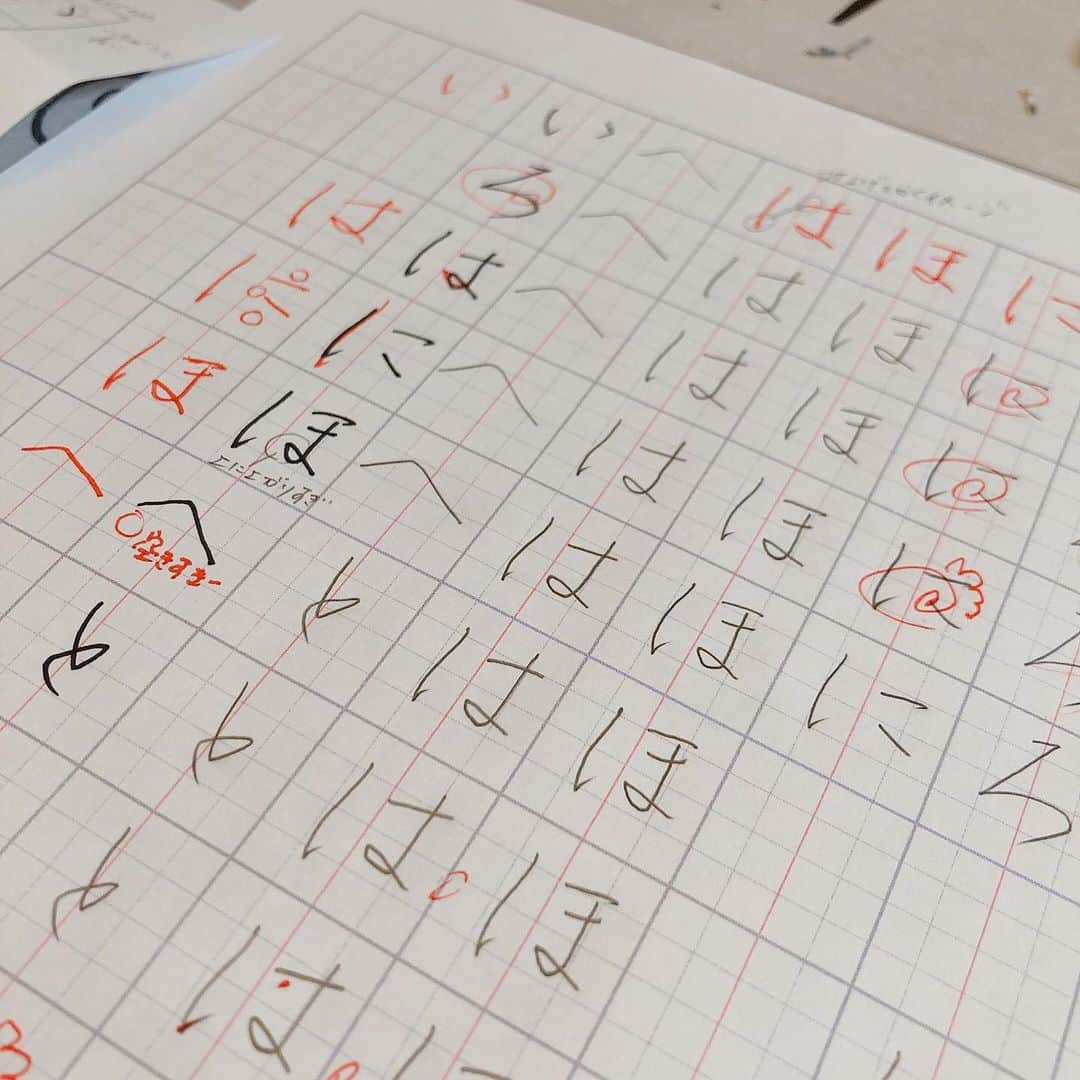 貴千碧のインスタグラム：「貴千碧。とうとう…始めました😆✨✨ 美しい字を書く為に‼️✨喜昆布につける熨斗を何でも自分で書けるようになる為に‼️✨くずし文字を書けるようになる為に‼️✨ 素敵な先生について動き始めました🙏 . . 今まで独学で筆文字の練習をしていましたが…やはり先生に習うと全然違います。ひらがなさん…あなた方はこんなに難しかったんだね…🤣 先生の赤文字が美しすぎる✨✨. . . . #筆文字#美文字#お稽古#おとなのならいごと 初めは鉛筆から#有言実行　するぜっ✊✨✨ #精神統一#心　が#字 に投影されます。#字は人を表す #穏やか　な#素敵時間 #平仮名#初めの第一歩　花丸を頂けた時の#天にも登る気持ち　😆✨ 赤い文字は#おっしょはん　最後の黒いペン文字は#手習い #弟子#貴千碧　1日ラスト渾身の#いろはにほへと 😂」