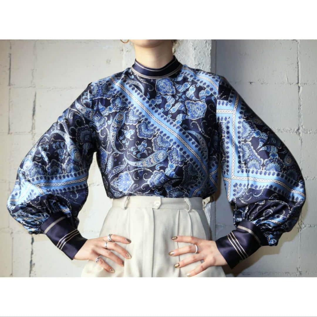 吉祥寺 古着屋 Orfeoのインスタグラム：「Paisley Volume Sleeve Blouse  #orfeo #kichijoji #tokyo #vintage #used #fashion #coordinate #outfit  掲載商品のお問い合わせはメールにて承っております。コメント、DMでのお問い合わせは受け付けておりませんのでご了承ください。」