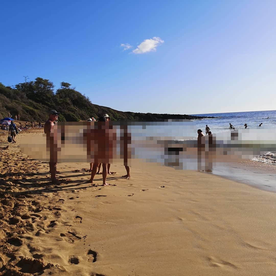 ヌードビーチ家族 中園健士さんのインスタグラム写真 - (中園健士Instagram)「ハワイのマウイ島のリトルビーチという﻿ 日本から一番近い﻿ ヌーディストビーチに﻿  初めてきました。﻿ 半分位の人がヌード姿で﻿ ビーチでゴロゴロしてたり﻿ 海で遊んだりしてます。﻿ ﻿ とにかく気持ち良かった ...