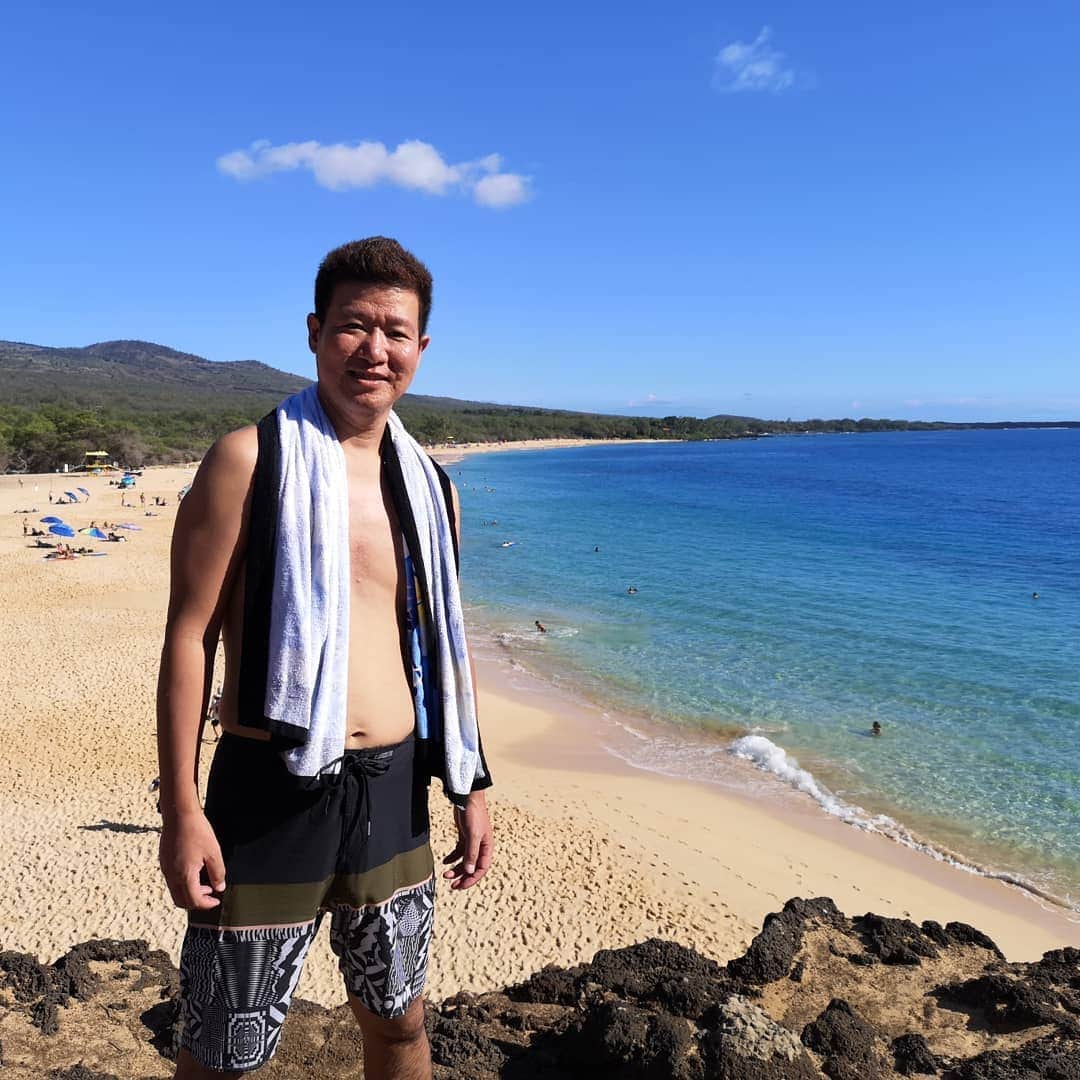 中園健士さんのインスタグラム写真 - (中園健士Instagram)「ハワイのマウイ島のリトルビーチという﻿ 日本から一番近い﻿ ヌーディストビーチに﻿ 初めてきました。﻿ 半分位の人がヌード姿で﻿ ビーチでゴロゴロしてたり﻿ 海で遊んだりしてます。﻿ ﻿ とにかく気持ち良かったです。﻿ 老若男女楽しんでる﻿ 幸せな空間でした。﻿ ﻿ ﻿ 男性なら誰もが夢見る﻿ ヌーディストビーチ経験出来て﻿ 良かったです〜。﻿ ﻿ フォロー頂けましたら﻿ 嬉しいです～。﻿ ﻿ ﻿ @nakazono.kenji﻿ ﻿ ﻿ 募集３日で８００人突破！﻿ 初期メンバー限定永久無料！﻿ 起業、集客、情報発信を教える﻿ 中園オンラインサロンへの参加は﻿ ﻿ @nakazono.kenji﻿ ﻿ のトップページから。　﻿ ﻿ インスタフォローはツール無しで﻿ ３ヶ月で１万フォローいきます。﻿ ﻿ ﻿ ﻿#ヌーディストビーチ #ヌード  #サマーヌード  #裸  #ハワイ旅行  #マウイ島 #ビーチ  #ビーチリゾート  #かわいい﻿ #素敵女子﻿ #大人女子﻿ #インスタグラマー﻿ #インスタグラム﻿ #写真﻿ #絶景写真﻿ #メンター﻿ #コンサルタント﻿ #コンサル﻿ #instagram﻿ #名言﻿ #格言﻿ #ママ﻿ #可愛い﻿ #子供﻿ #読書﻿ #旅行」1月27日 13時34分 - nakazono.kenji