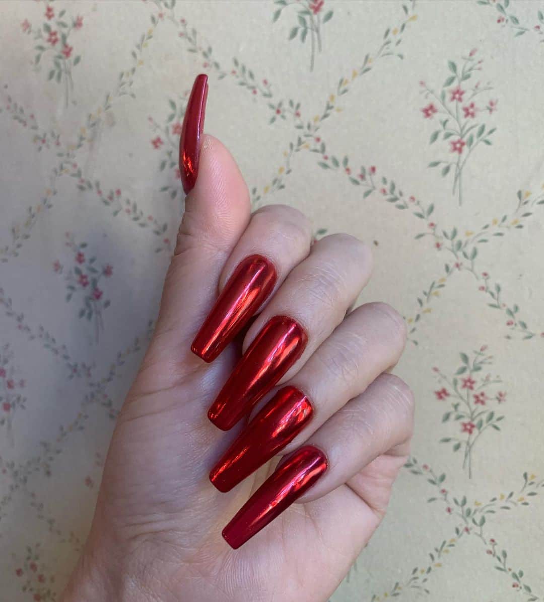 Mei Kawajiriさんのインスタグラム写真 - (Mei KawajiriInstagram)「Red chrome with lobster 🦞🥰 #nailsbymei」1月27日 13時35分 - nailsbymei