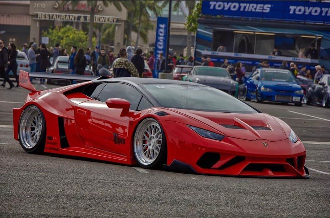 のインスタグラム：「Libertywalk自由に歩く🚶‍♀️🚶‍♂️🚶‍♂️ LB★シルエットWORKS LAMBORGHINI HURACAN🙂  @libertywalkkato @lamborghini @ltmw#libertywalk#lbworks#lbシルエットworks#widebody#lamborghini#lamborghinihuracan#supercar#goodwoodfos#東京オートサロン#semashow#yokohamatire#bride#airrex#fiexhust#ld97#usa#stance」