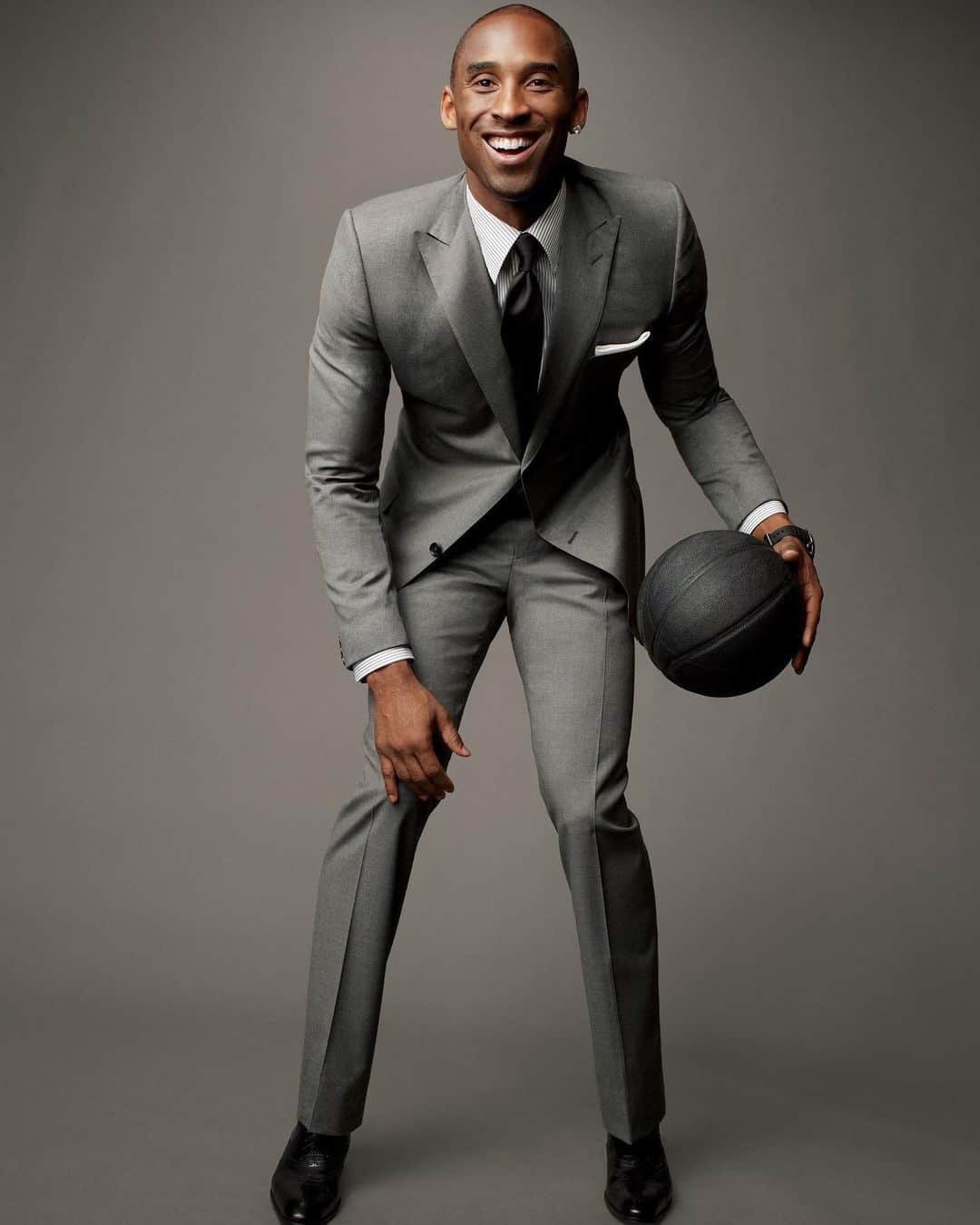 ジュリー・サリニャーナさんのインスタグラム写真 - (ジュリー・サリニャーナInstagram)「Dear Kobe,  I fell in love with basketball because of you and the love you had for it. Growing up watching you when I was around 14 was one of the biggest highlights of my childhood. I now feel so lucky to have watched you play the game you loved most. I will forever cherish and feel so grateful for being able to live those moments you gave us. You brought so much happiness, love and unity to the City of Angels, to the game and to all of us. Your game, your passion, your work ethic, your magic, your touch, your skills, your charisma, your commitment, your loyalty, your energy, just YOU, will forever be unmatched. Your fire and desire to always want to win will be a constant reminder for me to always fight and do what I love with drive and passion, the Mamba way. You will forever be my childhood hero and my all-time favorite player not just in basketball, but in all sports. I’m deeply saddened, devastated & heartbroken and I don’t think I will ever, ever get over your loss, but I’ll forever hold on to those purple and gold memories you gave us to keep me going. Los Angeles won’t ever be the same without you. Thank you for everything you gave us in your 20 year career off and on the court, we will forever hold you in our hearts. Your legacy will will live on. Forever MAMBA, forever a LEGEND, forever an ICON and forever the GOAT. I will miss you terribly Kobe, I will always love you, my number 1.  May you Rest In Peace.  With a sad heart, One of your biggest fans.  I can’t stop crying. I’ve been crying all day. I can’t seem to fathom the devastating news still. There’s a big hole in my heart right now guys. I’m hurting bad. Im literally out of loss for words. I’m sending my prayers, love and condolences to you Vanessa and your family. My heart aches for you, may you find strength and comfort during this difficult time. I’ve never met you, but I love you, what you meant to Kobe, the love you and him had together and the beautiful daughters you have raised together. Thank you for sharing him with us all these years. Rest In Peace to your beautiful daughter Gigi as well, she was an angel. I’m just devastated.#miniMamba」1月27日 13時39分 - sincerelyjules