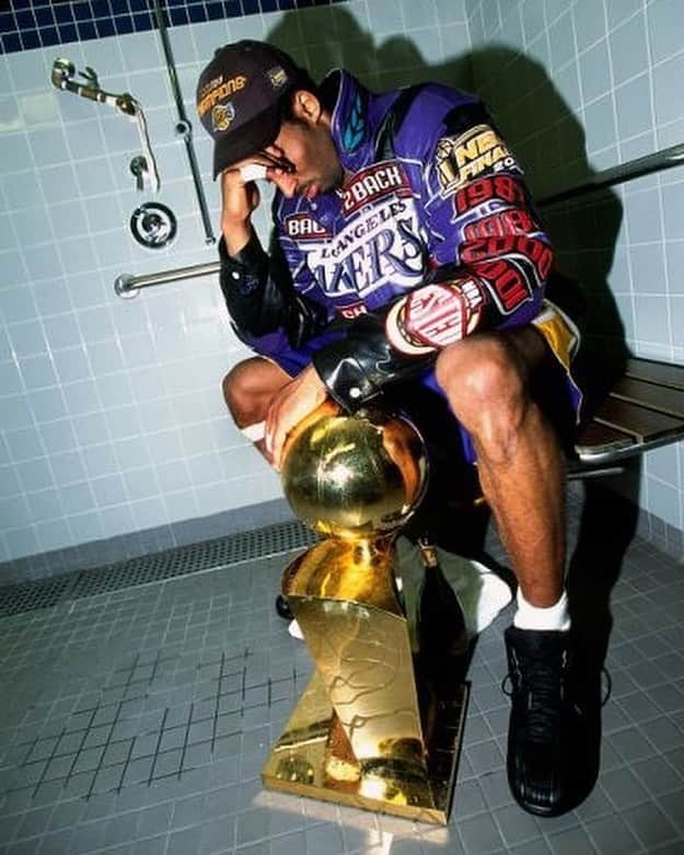 ジュリー・サリニャーナさんのインスタグラム写真 - (ジュリー・サリニャーナInstagram)「Dear Kobe,  I fell in love with basketball because of you and the love you had for it. Growing up watching you when I was around 14 was one of the biggest highlights of my childhood. I now feel so lucky to have watched you play the game you loved most. I will forever cherish and feel so grateful for being able to live those moments you gave us. You brought so much happiness, love and unity to the City of Angels, to the game and to all of us. Your game, your passion, your work ethic, your magic, your touch, your skills, your charisma, your commitment, your loyalty, your energy, just YOU, will forever be unmatched. Your fire and desire to always want to win will be a constant reminder for me to always fight and do what I love with drive and passion, the Mamba way. You will forever be my childhood hero and my all-time favorite player not just in basketball, but in all sports. I’m deeply saddened, devastated & heartbroken and I don’t think I will ever, ever get over your loss, but I’ll forever hold on to those purple and gold memories you gave us to keep me going. Los Angeles won’t ever be the same without you. Thank you for everything you gave us in your 20 year career off and on the court, we will forever hold you in our hearts. Your legacy will will live on. Forever MAMBA, forever a LEGEND, forever an ICON and forever the GOAT. I will miss you terribly Kobe, I will always love you, my number 1.  May you Rest In Peace.  With a sad heart, One of your biggest fans.  I can’t stop crying. I’ve been crying all day. I can’t seem to fathom the devastating news still. There’s a big hole in my heart right now guys. I’m hurting bad. Im literally out of loss for words. I’m sending my prayers, love and condolences to you Vanessa and your family. My heart aches for you, may you find strength and comfort during this difficult time. I’ve never met you, but I love you, what you meant to Kobe, the love you and him had together and the beautiful daughters you have raised together. Thank you for sharing him with us all these years. Rest In Peace to your beautiful daughter Gigi as well, she was an angel. I’m just devastated.#miniMamba」1月27日 13時39分 - sincerelyjules