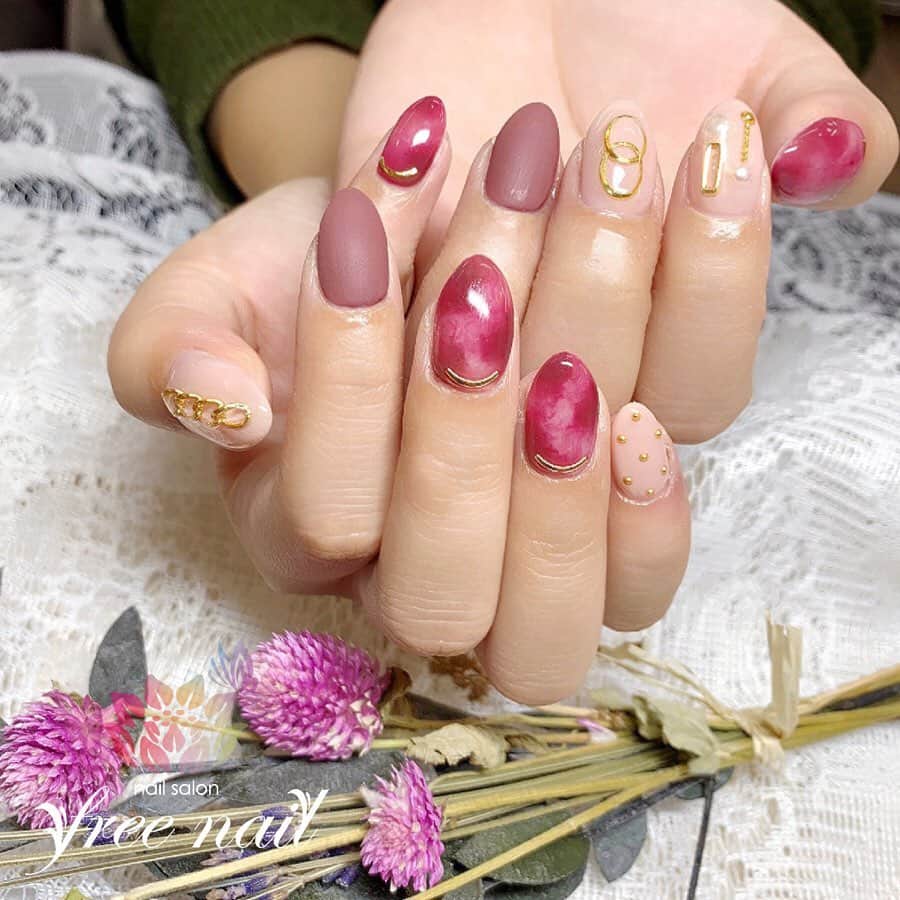 free nail フリーネイルのインスタグラム：「. お客様ネイル💅🏻⛄️ . ロージーニュアンス🌹✨ . ネイルパーツでオシャレに⛄️❄️ . ご来店ありがとうございました🙇🏻‍♀️🙇🏻‍♀️🙇🏻‍♀️💗 . #ネイルアート #ジェルネイル #ネイルサロン #大阪ネイルサロン #ネイルデザイン #ネイルチェンジ #ニュアンスネイル #チェーンネイル #マットネイル #ネイルパーツ #ピンクネイル #赤ネイル #デザインネイル #トレンドネイル #シンプルネイル #大人ネイル #冬ネイル #winternails #nailsart #nailsdid #美甲 #日式美甲 #日式美甲胶 #日本美甲师 #日本美甲老师 #美甲上课 #日本胶 #フリーネイル #freenail」