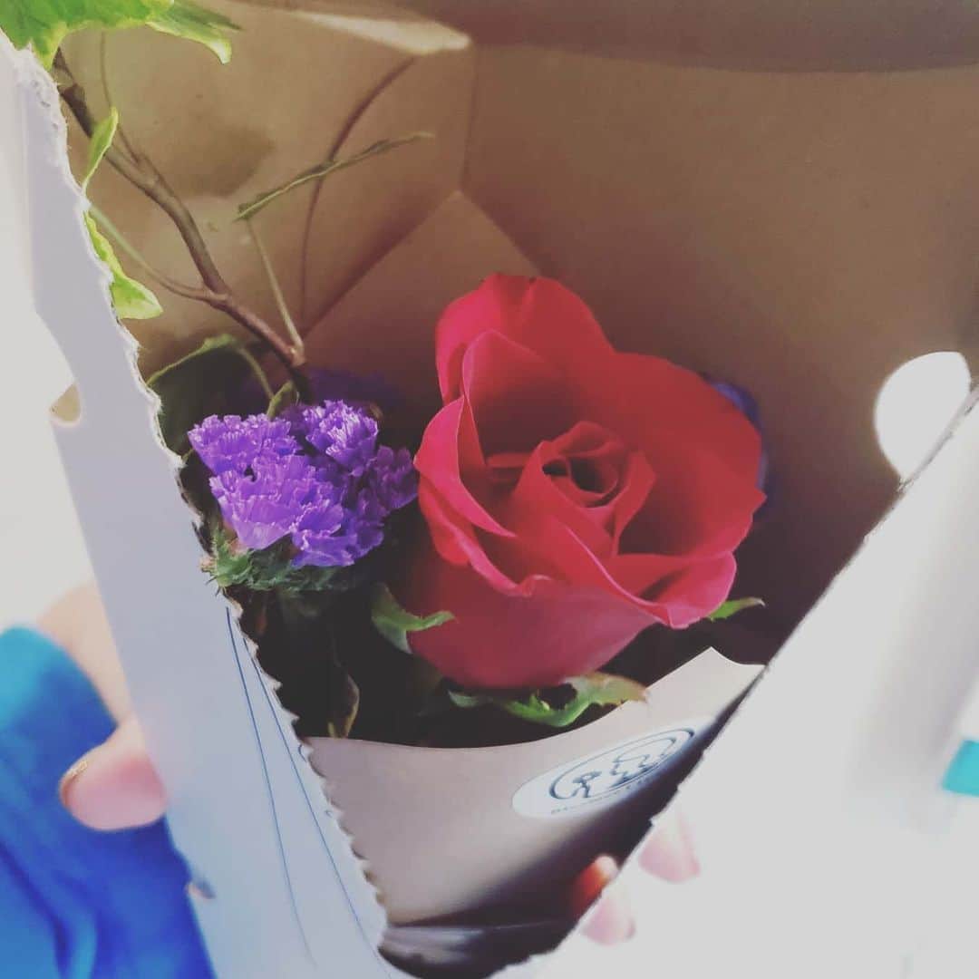 Pileさんのインスタグラム写真 - (PileInstagram)「･ 今回はおうちにいたので 郵便局員さんから直接💐 すごいハッピーな気持ちになれる♪ お花の定期便はほんとによかった🌹 @bloomeelife さん よかったら最初のお花がプレゼントになる クーポンでおうちにお花をよんでみて🏠 💐　pichan だよー😊 #flower #bloomeelife #花のある暮らし #fresh」1月27日 13時51分 - pi_channnn52
