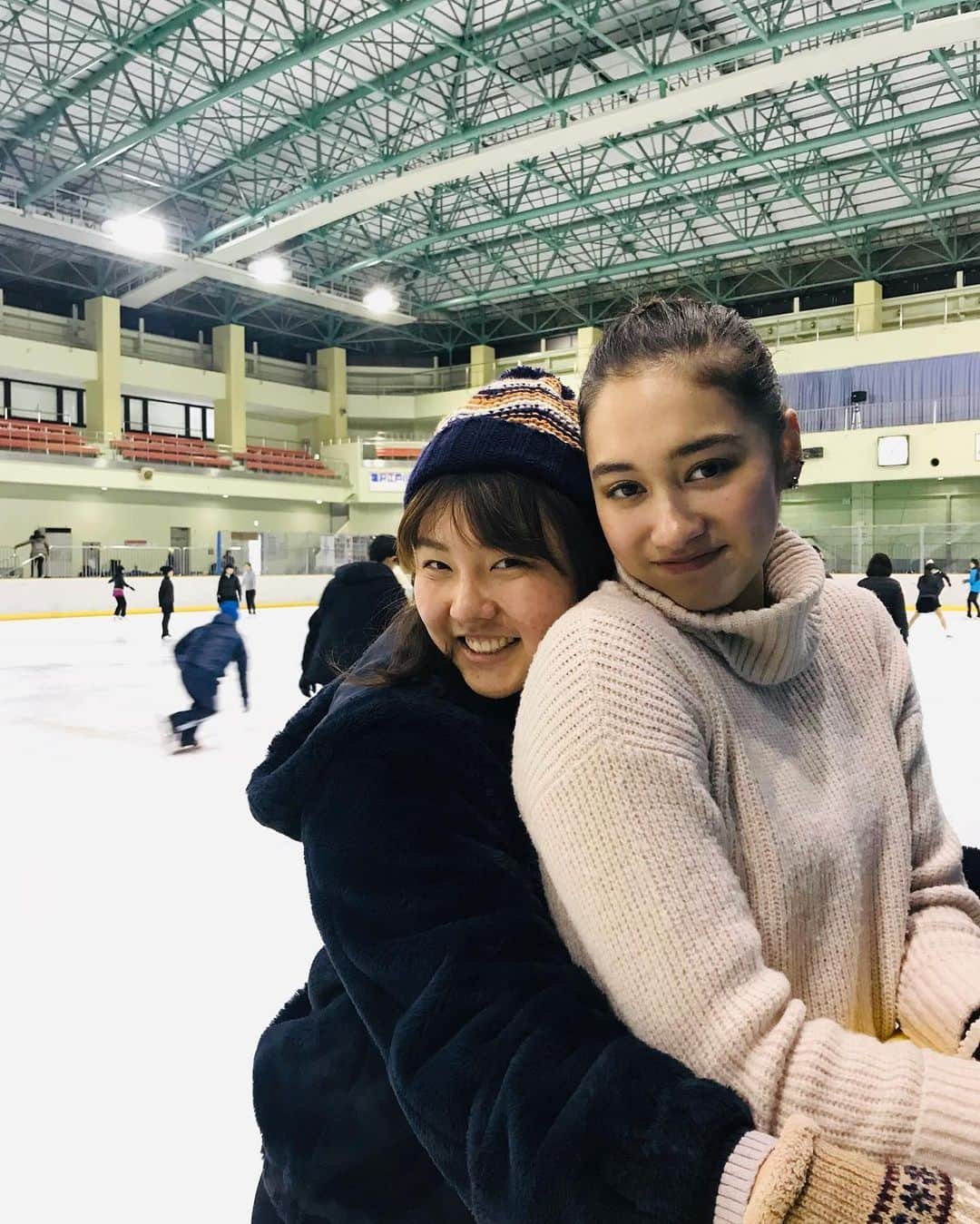 ベネット・マヤのインスタグラム：「There’s a first time for everything! ❄️⛸ #iceskating #scary #friends #skate」