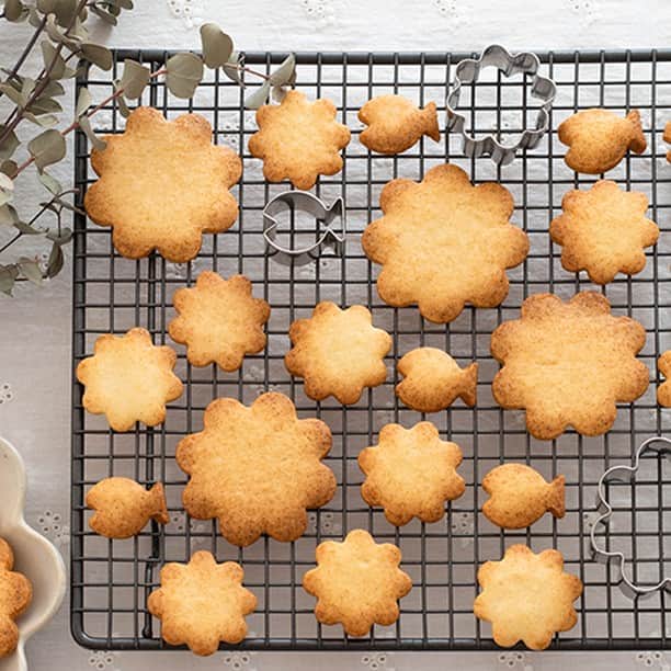 キナリノさんのインスタグラム写真 - (キナリノInstagram)「. 手作りが楽しい♪タイプ別「バレンタインクッキー」の作り方＆アイデアレシピ . 今年のバレンタインは、手作りクッキーで日頃の感謝の気持ちを伝えてみませんか？クッキーは比較的簡単に作れるので、お菓子作り初心者さんにもおすすめです。お友達や職場の仲間へ、是非手作りしてみてくださいね♪ 画像は、cuocaさんより。 . https://kinarino.jp/cat4/38389 . ▶︎こちらの記事はキナリノアプリのトップページで掲載中です。 ▶︎ダウンロードはプロフィールリンクから(@kinarino_official) . #クッキー #手作りクッキー #バレンタイン #焼き菓子 #おやつ #手作りクッキー #レシピ #料理 #cookies #recipe #instafood #Valentine #丁寧な暮らし #暮らし #キナリノ」1月27日 14時00分 - kinarino_official