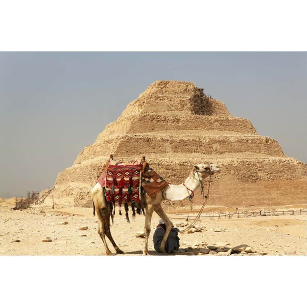 テレビ朝日「世界の街道をゆく」さんのインスタグラム写真 - (テレビ朝日「世界の街道をゆく」Instagram)「上・下エジプトの境目にあたる一帯は、4500年あまり前の古王国時代に建造されたピラミッドが集中して発見されていることからピラミッド・ゾーンと呼ばれており、その数は60を超えるといいます。 目を凝らせば、次から次に姿を現すピラミッドに驚かされます。「崩れピラミッド」は傾斜角が急だった為、外側が崩れたといわれていますが定かではありません。 サッカラにあるのはエジプト最古のピラミッドと言われる階段ピラミッド。紀元前27世紀頃、古王国時代のジェセル王が建造したもので、周辺に葬祭殿や王宮を持つ複合体です。 管理人の話では高さ60メートルの階段状の外観は、マスタバと呼ばれる墳墓を6段に重ねたもの。 地下からミイラの一部が発見されたことから墓であったと推測されているが、ミイラが王のものである確証はないといいます。この地では、新たな発見を求めて発掘調査が続きます。 男性が目を細めるのは、スネフェル王が建立した形の異なる二つのピラミッド。一人のファラオが複数の墓を持つとは推測できないことから用途は謎です。 女性が遥かな時代に想いを馳せ、近くに臨めるナイル川の緑地帯を見つめていました。  #世界の街道をゆく #キヤノン #テレビ朝日 #坂東巳之助 #canon #ナイル川が育む古代からの道II #エジプト #Egypt #サッカラ #Saqarah」1月27日 14時11分 - tvasahi_kaidou