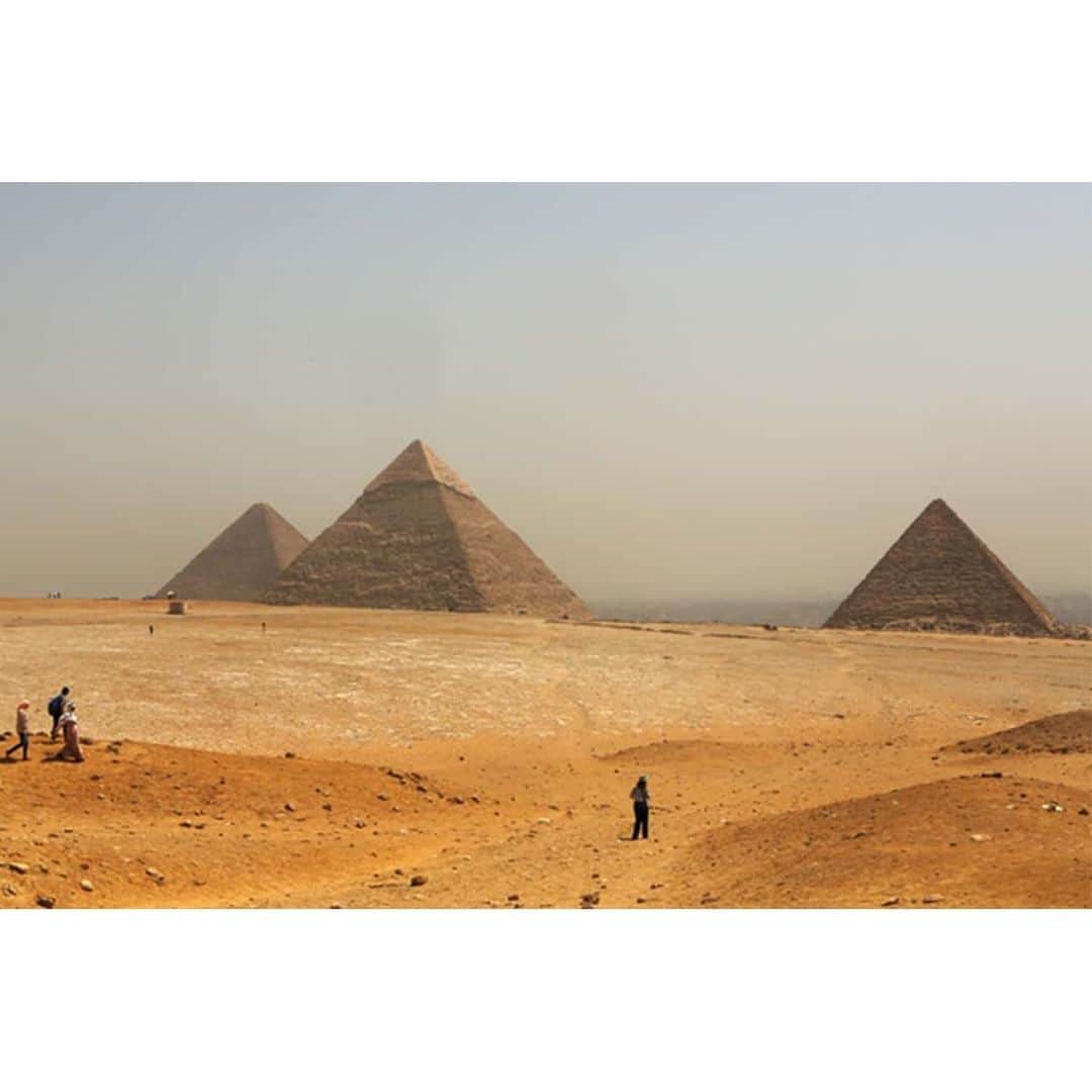 テレビ朝日「世界の街道をゆく」さんのインスタグラム写真 - (テレビ朝日「世界の街道をゆく」Instagram)「行く手に姿を現した三つのピラミッド。古代世界七不思議に数えられる古代エジプトを象徴する大建造物です。 今を去ること4500年程前、古王国時代の三人のファラオが造り上げた建築群です。 ピラミッドを守るかのように鎮座する大スフィンクスは、ファラオと百獣の王ライオンが一体化したと考えられています。それぞれのピラミッドを巡ってみます。 まずは最も大きなクフ王の第1ピラミッド。 底辺は230メートル。創建時の高さは147メートルだと言われています。 カフラー王の第2ピラミッド、高さは144メートルです。 「かつては、上部に残る石灰石の化粧石が全面を覆い光り輝いていたはずだ」と、管理人が語ります。メンカウラー王の第3ピラミッド。創建時の高さは66メートルです。 想像もつかない遥かな歳月の流れを感じます・・・。 「王の墓」「天文台」「日時計」「ナイル川氾濫時の防波堤」 「用途も工法も謎を秘めたままだが、これぞエジプトの誇りです」と、男性が呟きます。  #世界の街道をゆく #キヤノン #テレビ朝日 #坂東巳之助 #canon #ナイル川が育む古代からの道II #エジプト #Egypt #ギザ #Giza」1月27日 14時13分 - tvasahi_kaidou