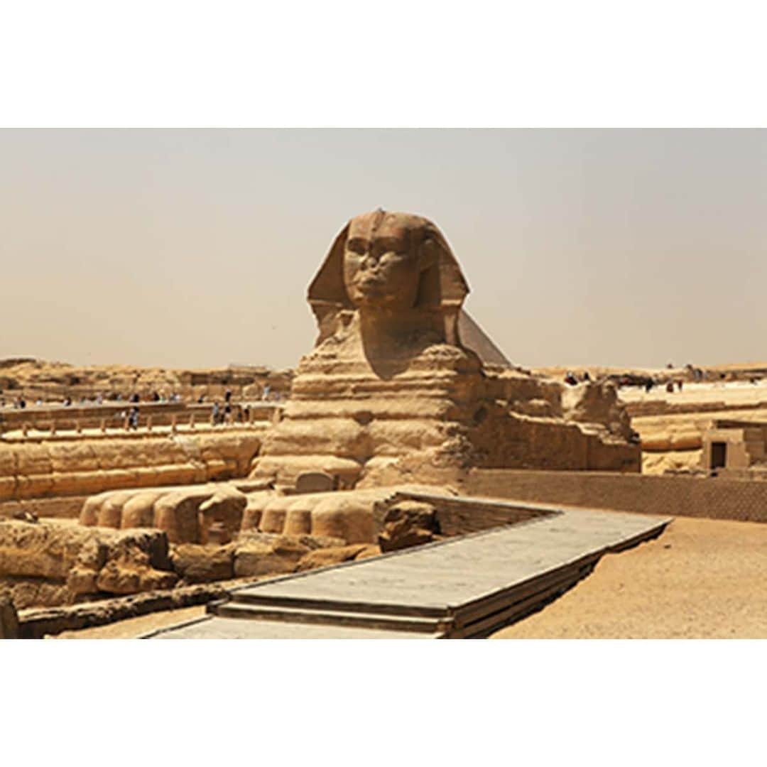テレビ朝日「世界の街道をゆく」さんのインスタグラム写真 - (テレビ朝日「世界の街道をゆく」Instagram)「行く手に姿を現した三つのピラミッド。古代世界七不思議に数えられる古代エジプトを象徴する大建造物です。 今を去ること4500年程前、古王国時代の三人のファラオが造り上げた建築群です。 ピラミッドを守るかのように鎮座する大スフィンクスは、ファラオと百獣の王ライオンが一体化したと考えられています。それぞれのピラミッドを巡ってみます。 まずは最も大きなクフ王の第1ピラミッド。 底辺は230メートル。創建時の高さは147メートルだと言われています。 カフラー王の第2ピラミッド、高さは144メートルです。 「かつては、上部に残る石灰石の化粧石が全面を覆い光り輝いていたはずだ」と、管理人が語ります。メンカウラー王の第3ピラミッド。創建時の高さは66メートルです。 想像もつかない遥かな歳月の流れを感じます・・・。 「王の墓」「天文台」「日時計」「ナイル川氾濫時の防波堤」 「用途も工法も謎を秘めたままだが、これぞエジプトの誇りです」と、男性が呟きます。  #世界の街道をゆく #キヤノン #テレビ朝日 #坂東巳之助 #canon #ナイル川が育む古代からの道II #エジプト #Egypt #ギザ #Giza」1月27日 14時13分 - tvasahi_kaidou