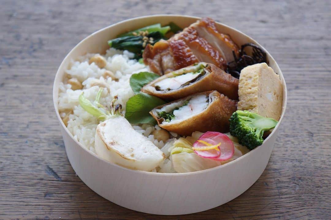 鈴木あすなのインスタグラム：「お昼ご飯、何食べていますか？？ . 1人だから昨日の残りを適当に詰める、おにぎりを移動中にかじる、忙しくて食べる暇ない...。 . そんな忙しい女性に向けて身体に優しいお弁当を作りました。 . なんと明日より販売開始します。。。！ (ドキドキ♡) . 販売場所はアトリエのビル1階に入っているスーパー、ナゴヤキッチュエビオの中です。 . 明日は試験的に限定10個からスタート。 これから少しずつ販売させていただく予定です。 . . . Tableforが作る「季節のお弁当」 . ------------------------ 1.栄養が考えられたもの 2.旬を取り入れたもの 3.国産食材を使用 4.昔ながらの製法で作られた厳選調味料を使用 5.添加物を極力避ける ------------------------ キッチュエビオ4階にアトリエを構えるAtelier Tablefor。 . お弁当箱に詰めたてのものがお昼頃お店に並びます。 . 家族に食べてもらう想いで、気持ちを込めて１つ１つ丁寧に手作りします。 . お近くの方はぜひ足を運んでいただけたら嬉しいです。 . #名古屋お弁当#無添加#国産食材#一から手作り#キッチュエビオ#無添加弁当#ナチュラル弁当」