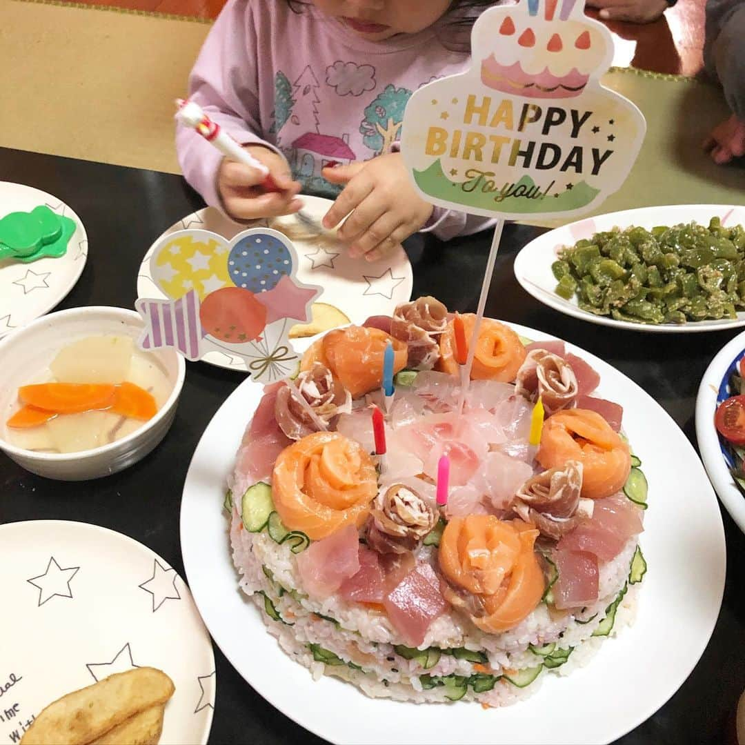 宮内知美さんのインスタグラム写真 - (宮内知美Instagram)「無事、健康に お誕生日を迎えることができました😊  まさかの ママ友の実家で お祝いしていただくという 面白い日常😆 お父さんお母さん、おばぁちゃん 従姉妹まで みんなでごはんで楽しかった㊗️ 息子がアレルギーの為 ケーキは寿司ケーキ🎂を 作ってくれました😭 凄い❗️感動〜❣️ いつも優しくしてくれてありがとう⭐️ #ありがとう　#ママ友　#うさぎ年 #ひとまわりちがう #2歳 #男児 #アラフィフ突入 #1月24日  #産んでくれてありがとう #母」1月27日 14時38分 - tomomi_miyauchi