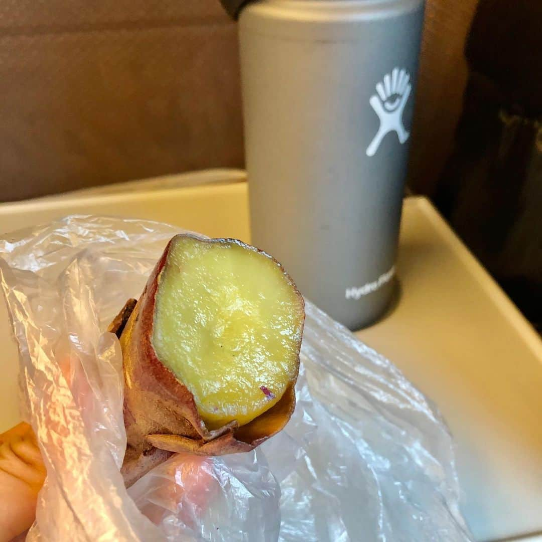 黒田愛美さんのインスタグラム写真 - (黒田愛美Instagram)「My love sweet potato 🍠 😋 移動🚅の時も便利❤️ #焼き芋 #大好物 #名古屋 #出張 #注入講師のお仕事 #美容アンチエイジング専門医 #黒田愛美」1月27日 14時40分 - kurodaaimi