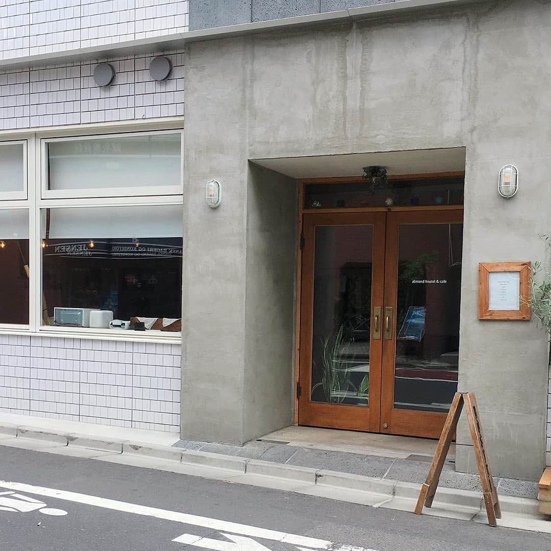 isutaさんのインスタグラム写真 - (isutaInstagram)「外観、内装、雰囲気すべて好みすぎる...﻿ ﻿ ﻿ 今回ご紹介するのは、東京・代々木八幡駅から徒歩2分の「almond hostel & cafe（アーモンドホステル アンド カフェ）」。﻿ ﻿ ﻿ こちらのホテルは、寝室はもちろんのこと1階に併設しているカフェも雰囲気抜群と話題なんです。﻿ ﻿ ﻿ カフェでは、カフェオレやチョコレートラテなどのドリンクをはじめ、エスニック風味のカレーなどのお食事メニューも充実しています◎﻿ ﻿ ﻿ 旅の疲れが吹っ飛ぶこと間違いなしです。﻿ 白を基調とした内装は、自分だけの小部屋にいるようなプライベート空間で寝心地も最高ですよ。﻿ ﻿ photo by﻿ @_604__﻿ @sugar_7035﻿ @bs____sr﻿ @09rii14﻿ @yu3_____18﻿ @reerosee﻿ ﻿ ﻿ ------------------------﻿ almond hostel & cafe﻿ 住所：住所：東京都渋谷区元代々木町1-7﻿ 受付：9:00~23:00﻿ 宿泊費：約3400円/日﻿ カフェ：11:00~25:00 フード：11:00~21:00﻿ @almondhostelandcafe﻿ ｰｰｰｰｰｰｰｰｰｰｰｰｰｰｰ﻿ ﻿ ﻿ #isuta #イスタ #isutacafe﻿ #isuta_trip #東京ホテル #東京観光﻿ #東京旅行 #渋谷ホテル #代々木八幡カフェ﻿ #代々木ホテル #おしゃれホテル #カフェ併設﻿ #東京ホステル #ホステル #アーモンドホステルアンドカフェ﻿ #almondhostelandcafe #almondhostelcafe﻿ #almondhostel #東京カフェ巡り #エスニックカレー﻿ #カフェ巡り #東京ゲストハウス #ホテル泊﻿ #旅好きな人と繋がりたい #ゲストハウス #代々木カフェ #代々木八幡ホテル」1月27日 14時40分 - isuta_jp