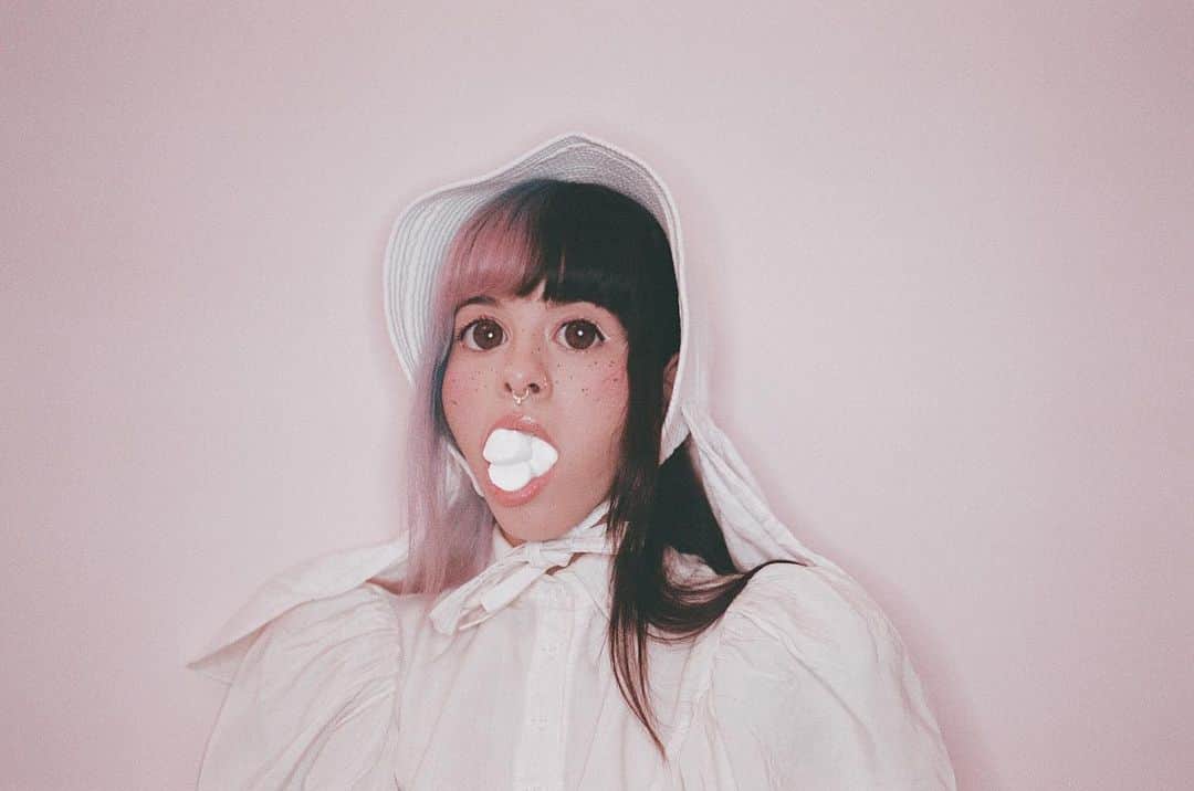 メラニー・マルティネスのインスタグラム：「☁️💫chubby bunny🧴🐇」